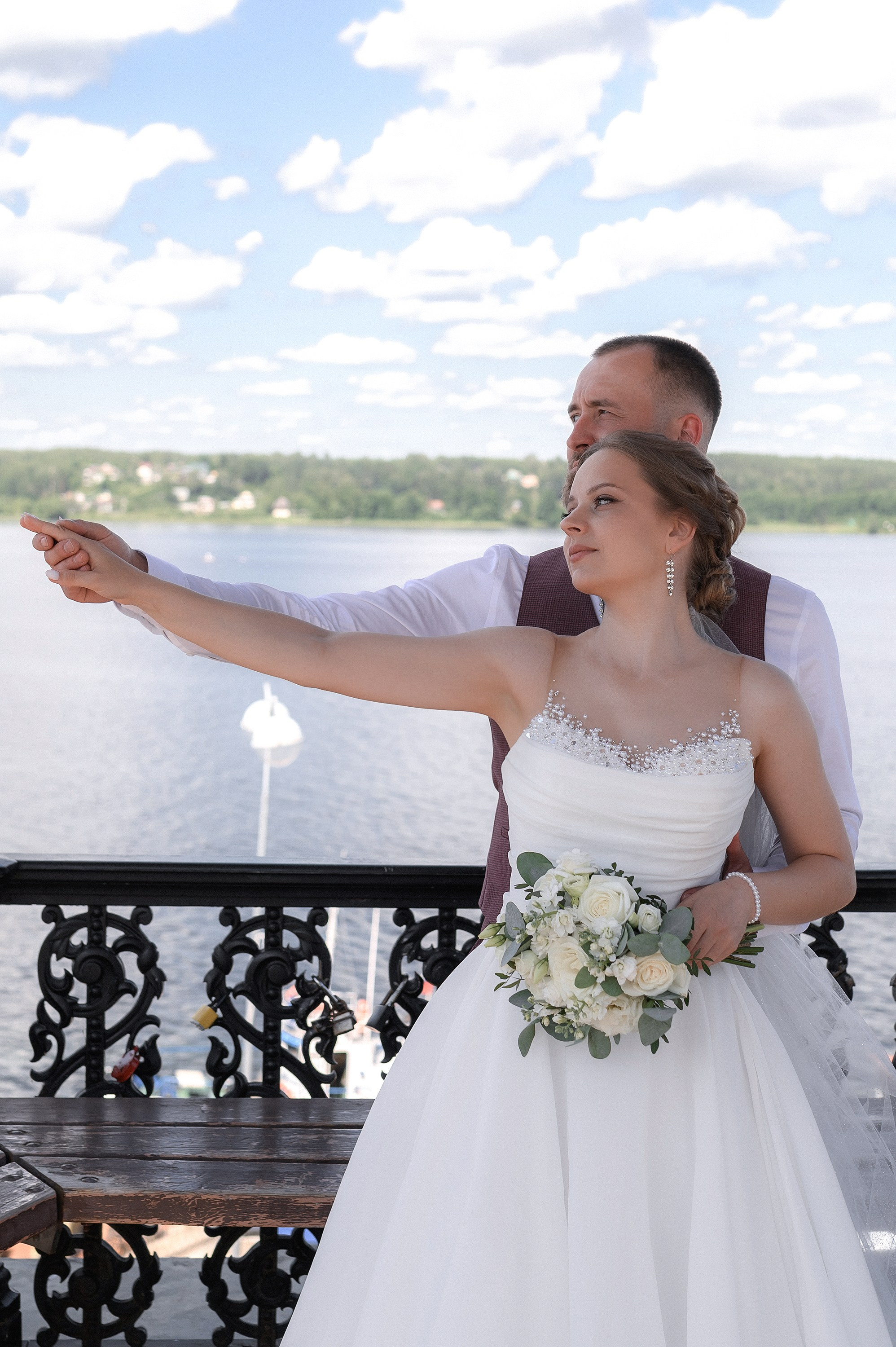 фото жениха и невесты на набережной в г. Кинешма свадебный фотограф Николай Коляганов