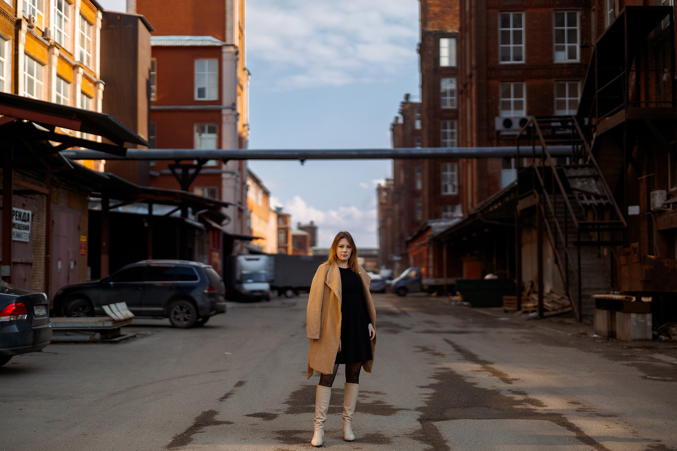 Настя на территории завода «Зингер». Александр Антонов. Профессиональный свадебный, репортажный фотограф в Москве, Подольске. Фото+Видео на любой праздник