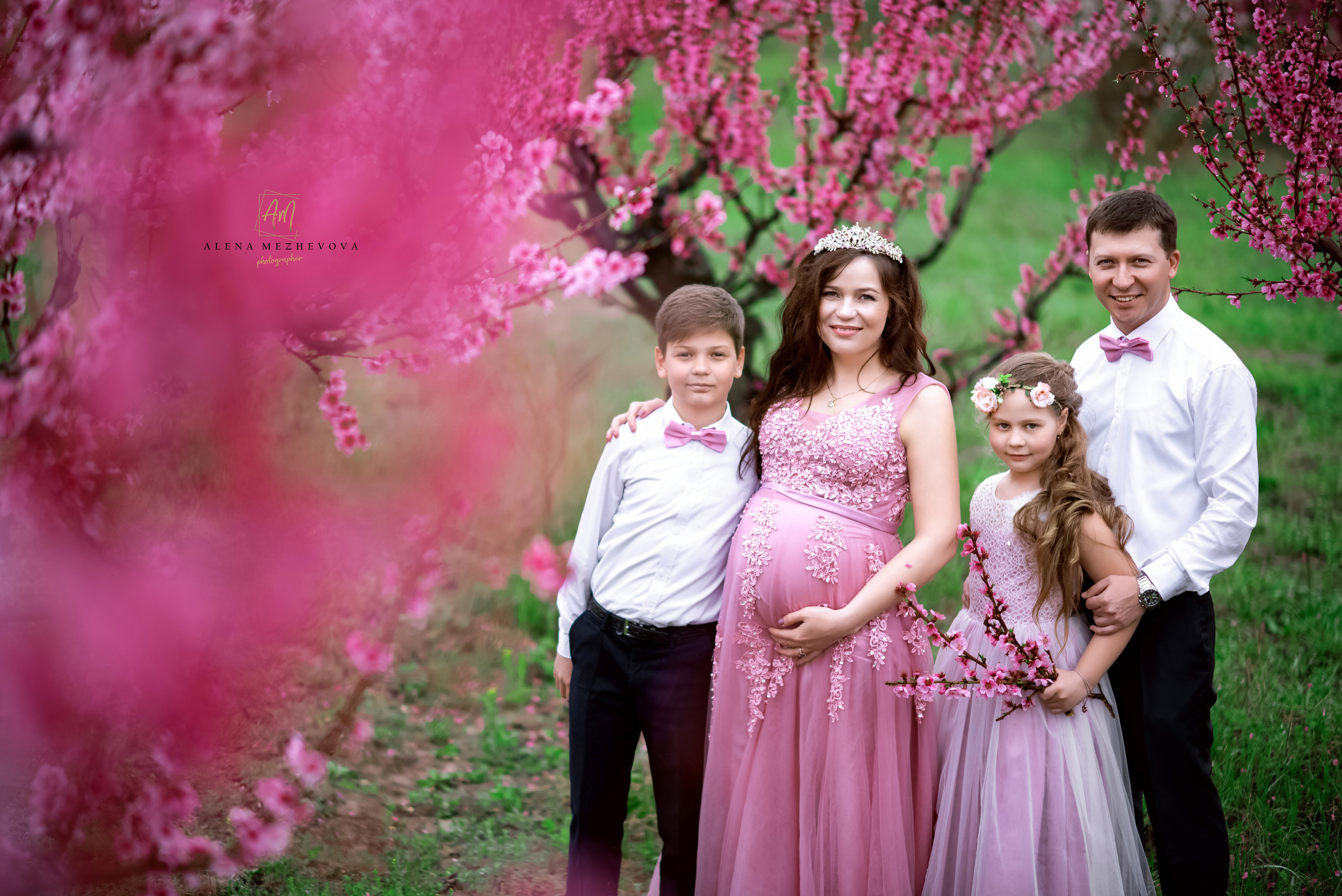 Фотосессия среди персиковых садов. Свадебный и семейный фотограф и видеограф, Крым, Москва, Санкт -Петербург