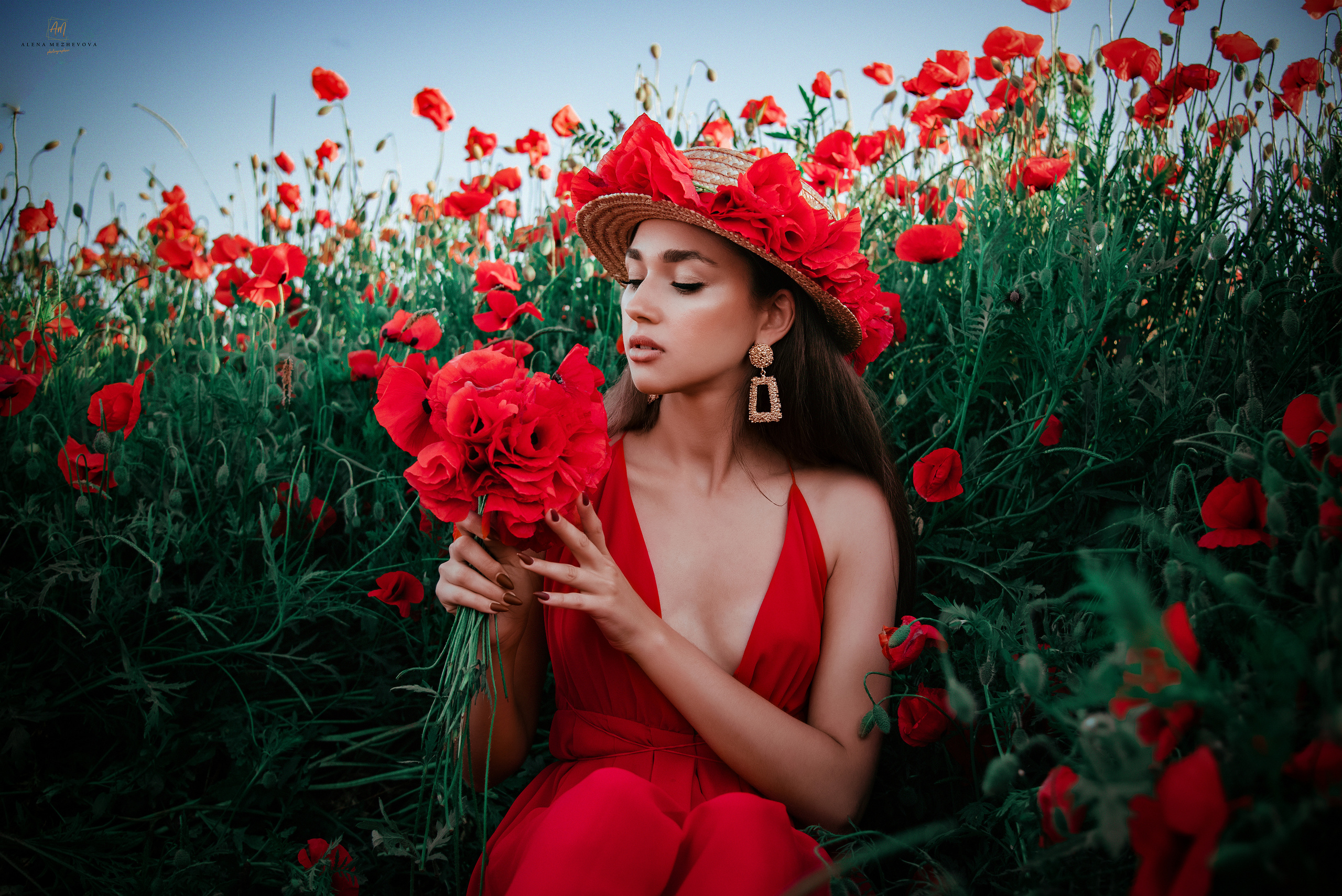 фотосессия в маках ,девушка на простынях в маковом поле, маки Крым ,фотосессия Крым ,фотограф Крым ,фотосессия на маковом поле 