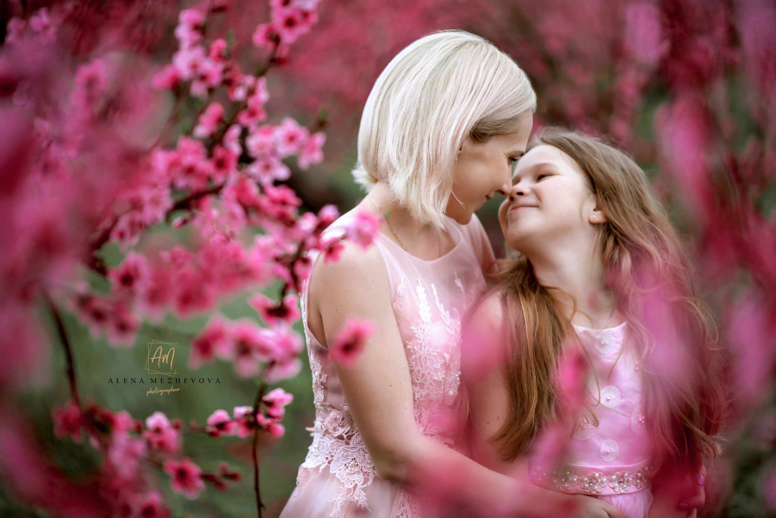 Фотосессия среди персиковых садов. Свадебный и семейный фотограф и видеограф, Крым, Москва, Санкт -Петербург