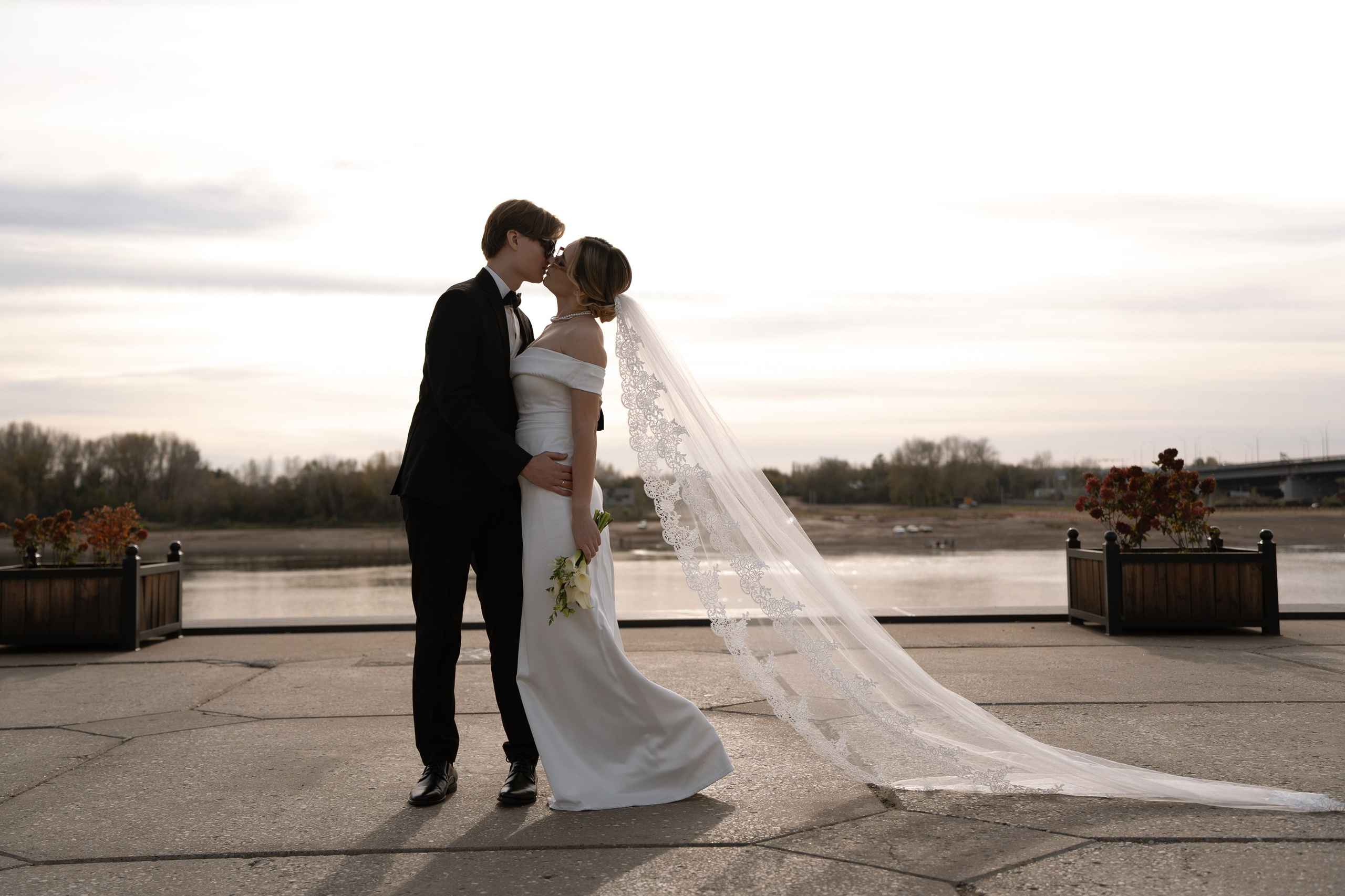 Колоннада на Набережной реки Белой (ост. Монумент Дружбы). Свадебный фотограф в Уфе Лилия Сова