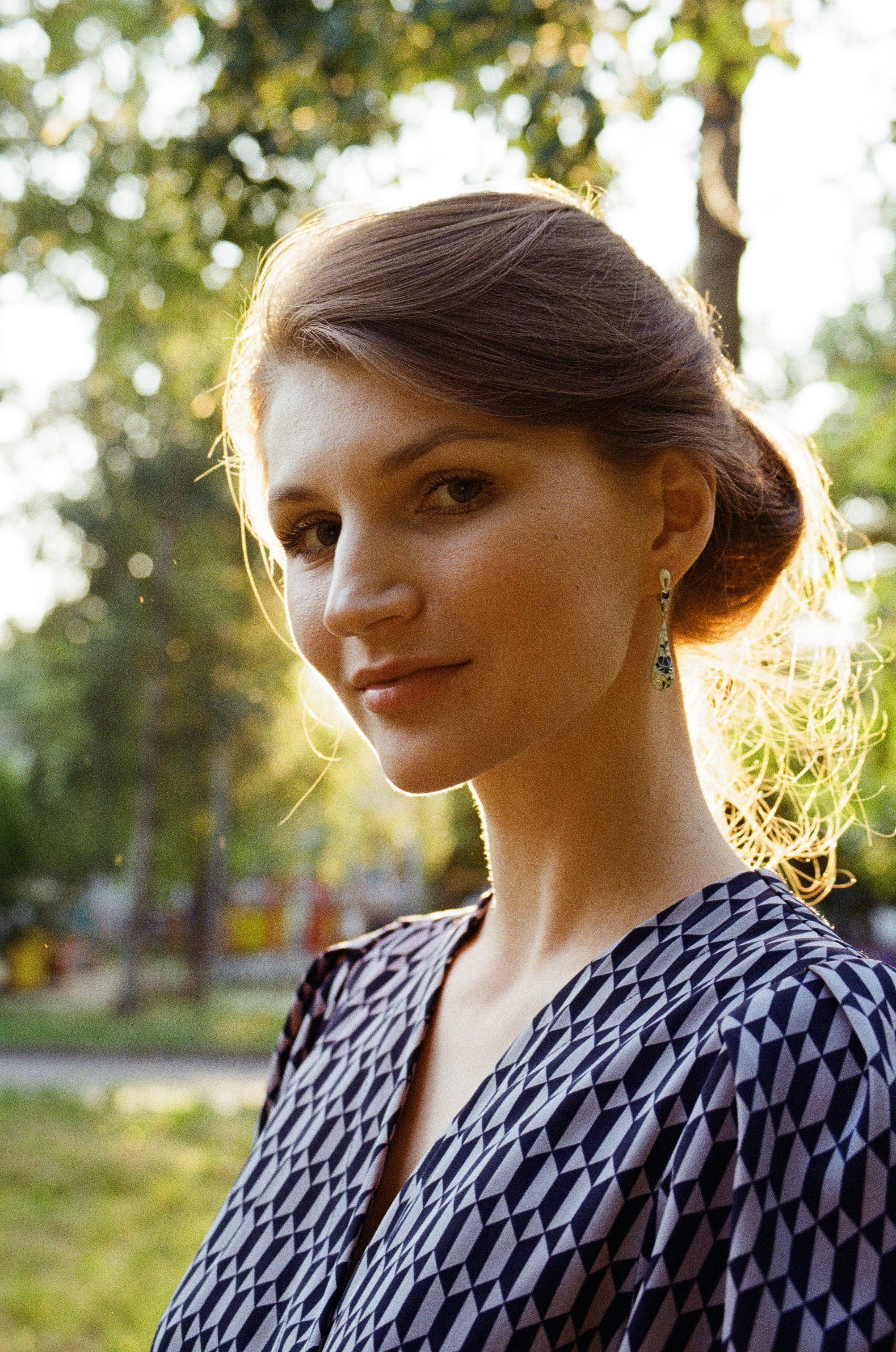 Портрет красивой девушки в контровом солнечном свете