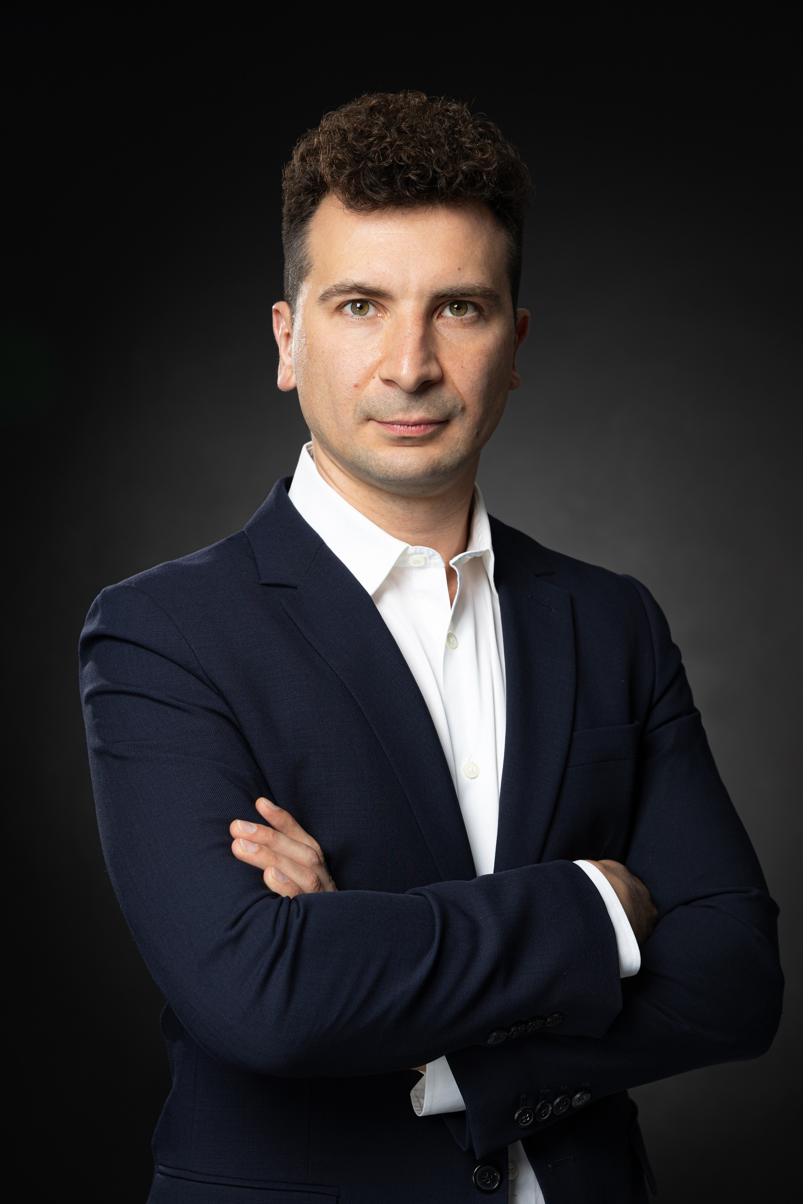 Бизнес-портрет мужчины на черном фоне