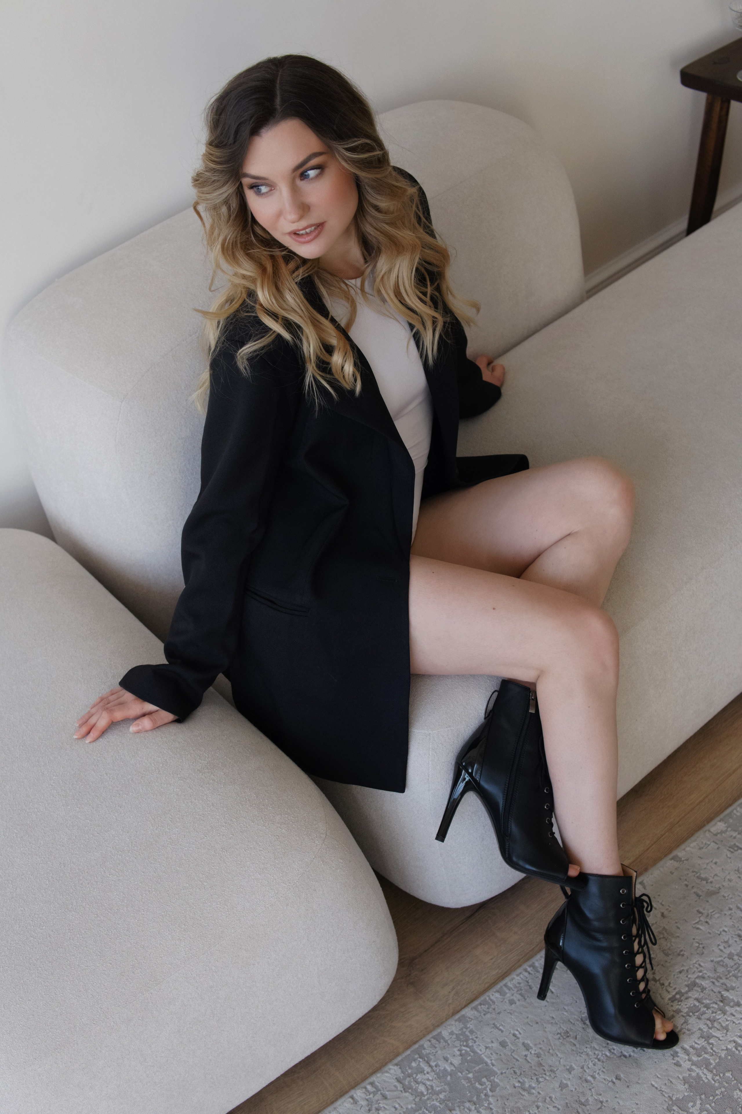 Саша, фотосессия с цветами. Фотограф в Минске Света Григорьева