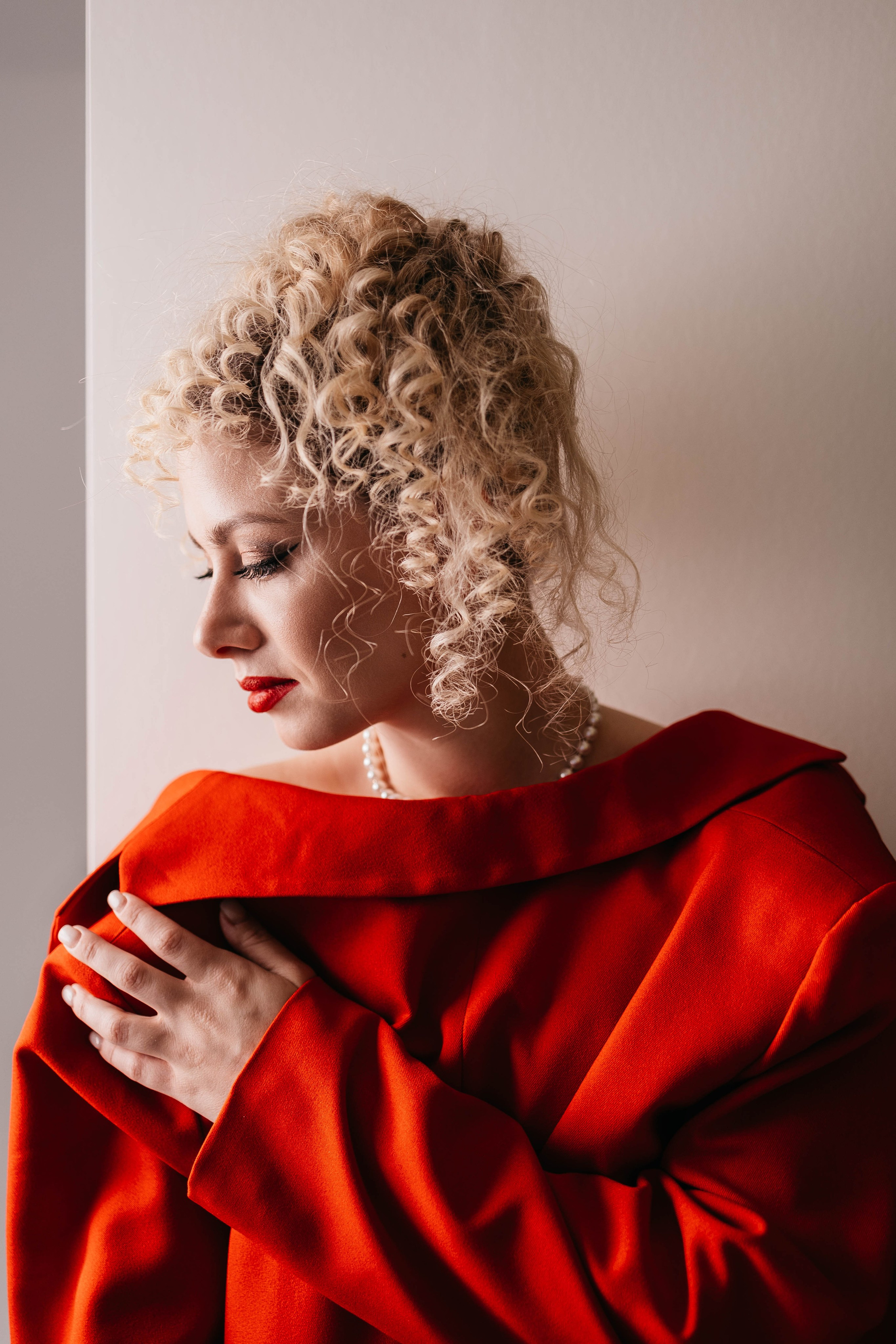 Ира в красном. Фотостудия Cute_photostudio в Твери. Фотограф в Твери Лагодная Яна