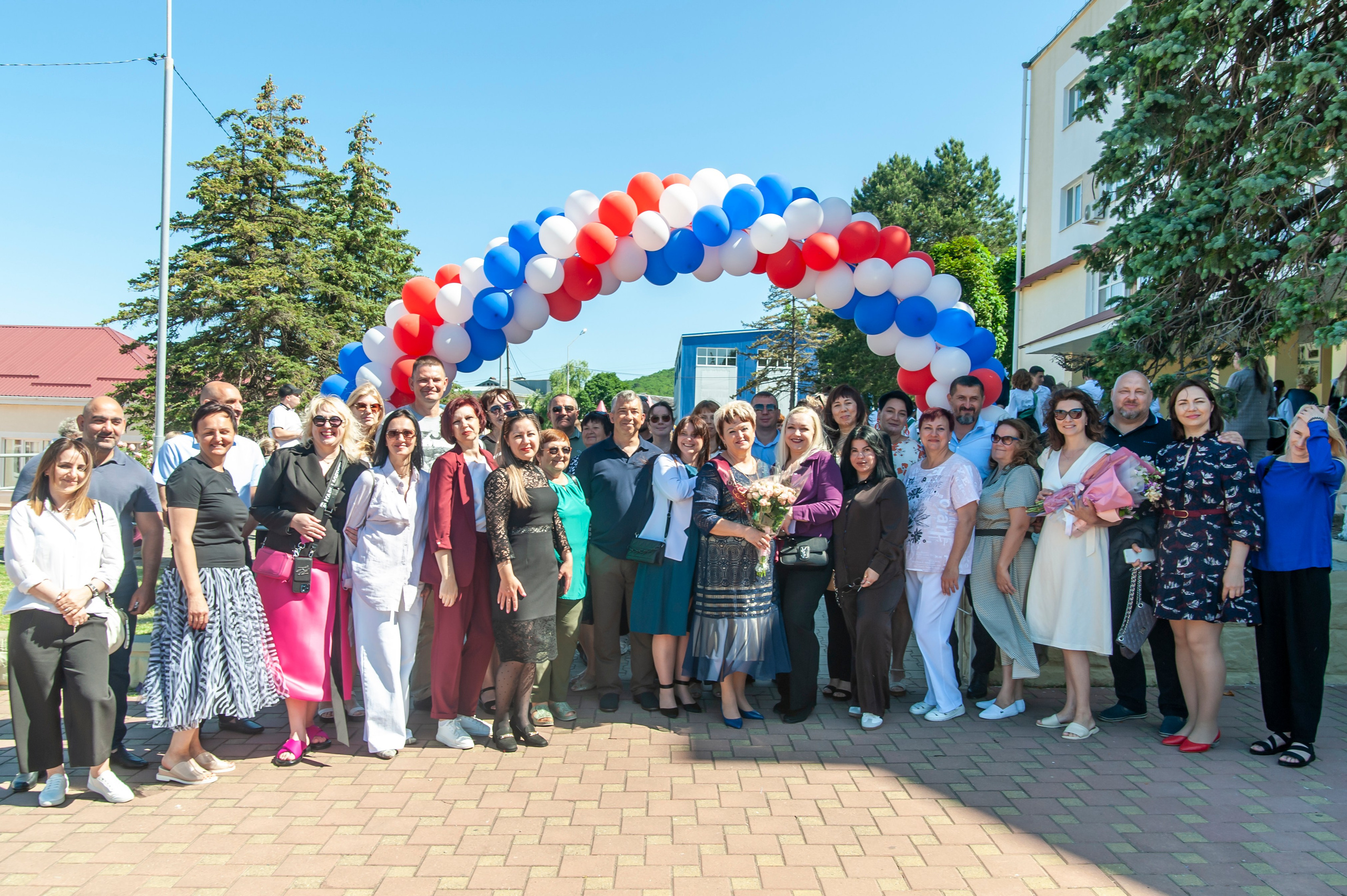 Последний Звонок МАОУ СОШ № 17 им. Эдуарда Есаяна — Архипо-Осиповка. Свадебный и семейный фотограф Денис Лукьянов в Краснодаре, Краснодарском крае и Республике Крым