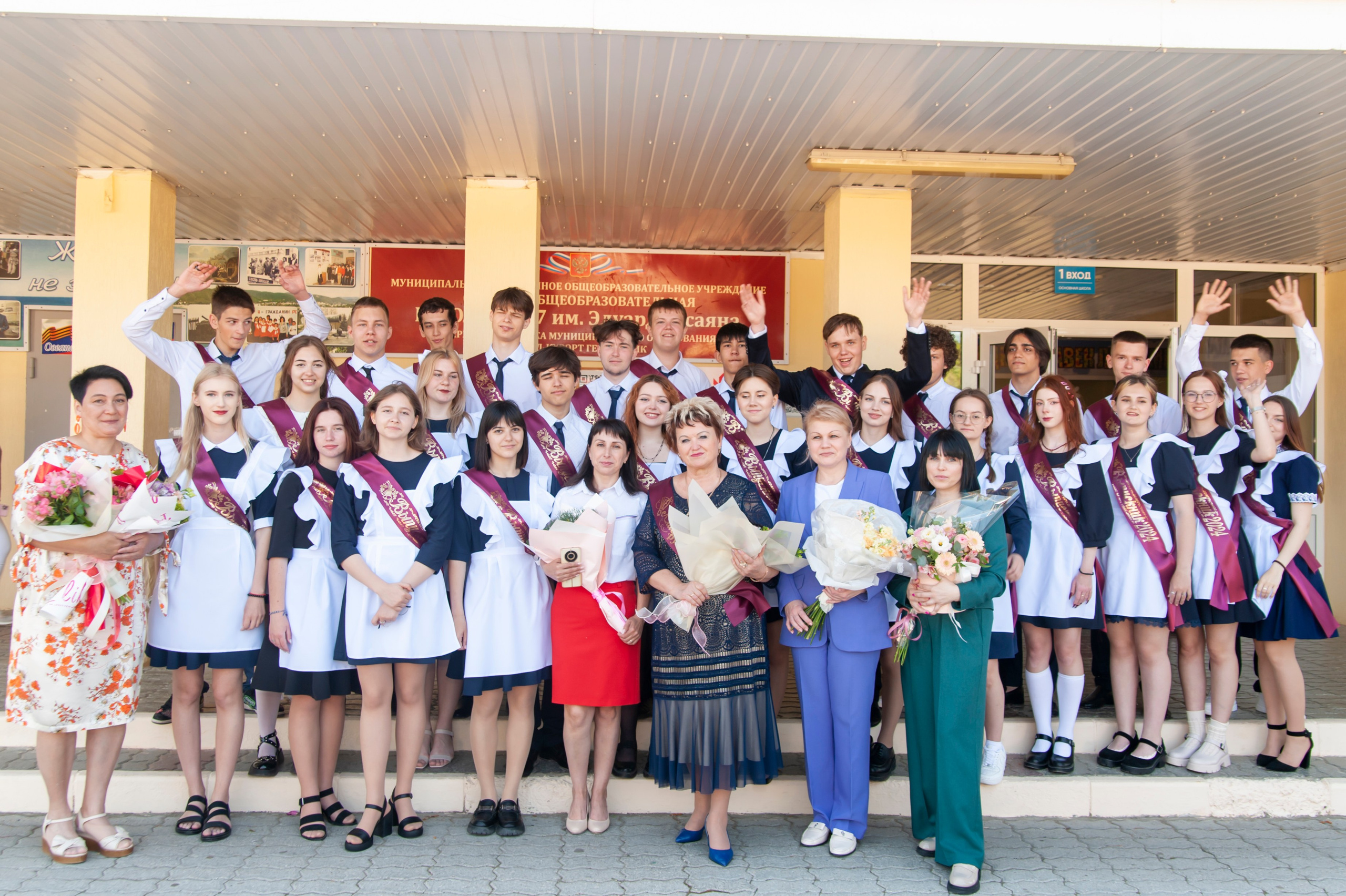 Последний Звонок МАОУ СОШ № 17 им. Эдуарда Есаяна — Архипо-Осиповка. Свадебный и семейный фотограф Денис Лукьянов в Краснодаре, Краснодарском крае и Республике Крым