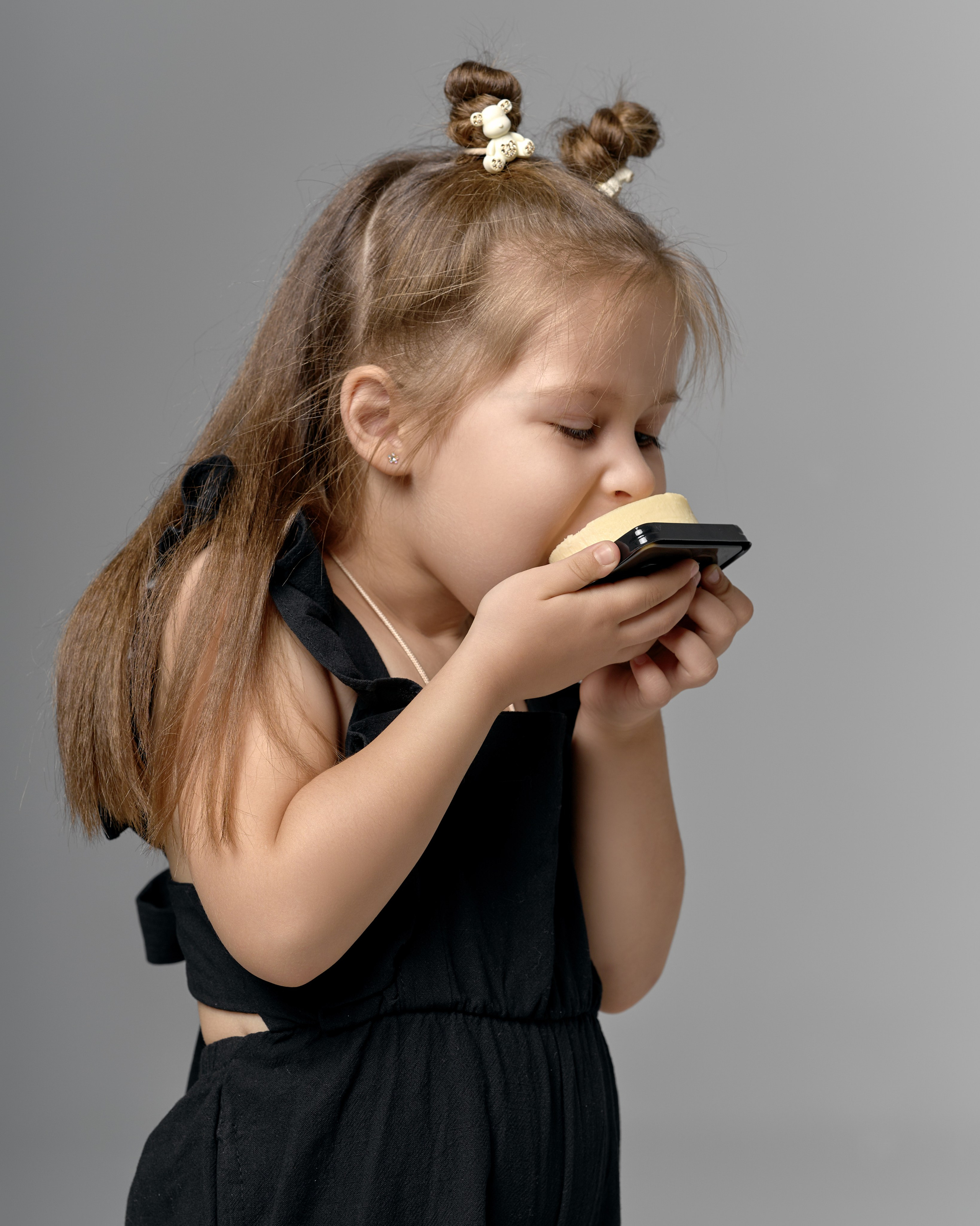 Семейная фотосессия в студии с импульсным светом