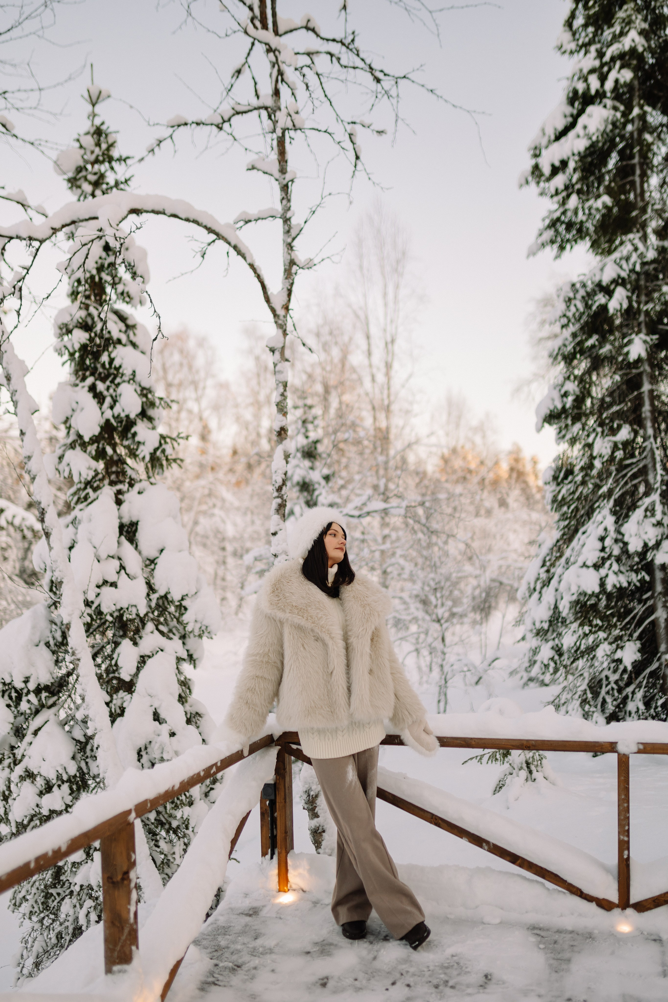 Зимняя прогулка за городом в Мурманске на фоне бескрайних заснеженных лесов.