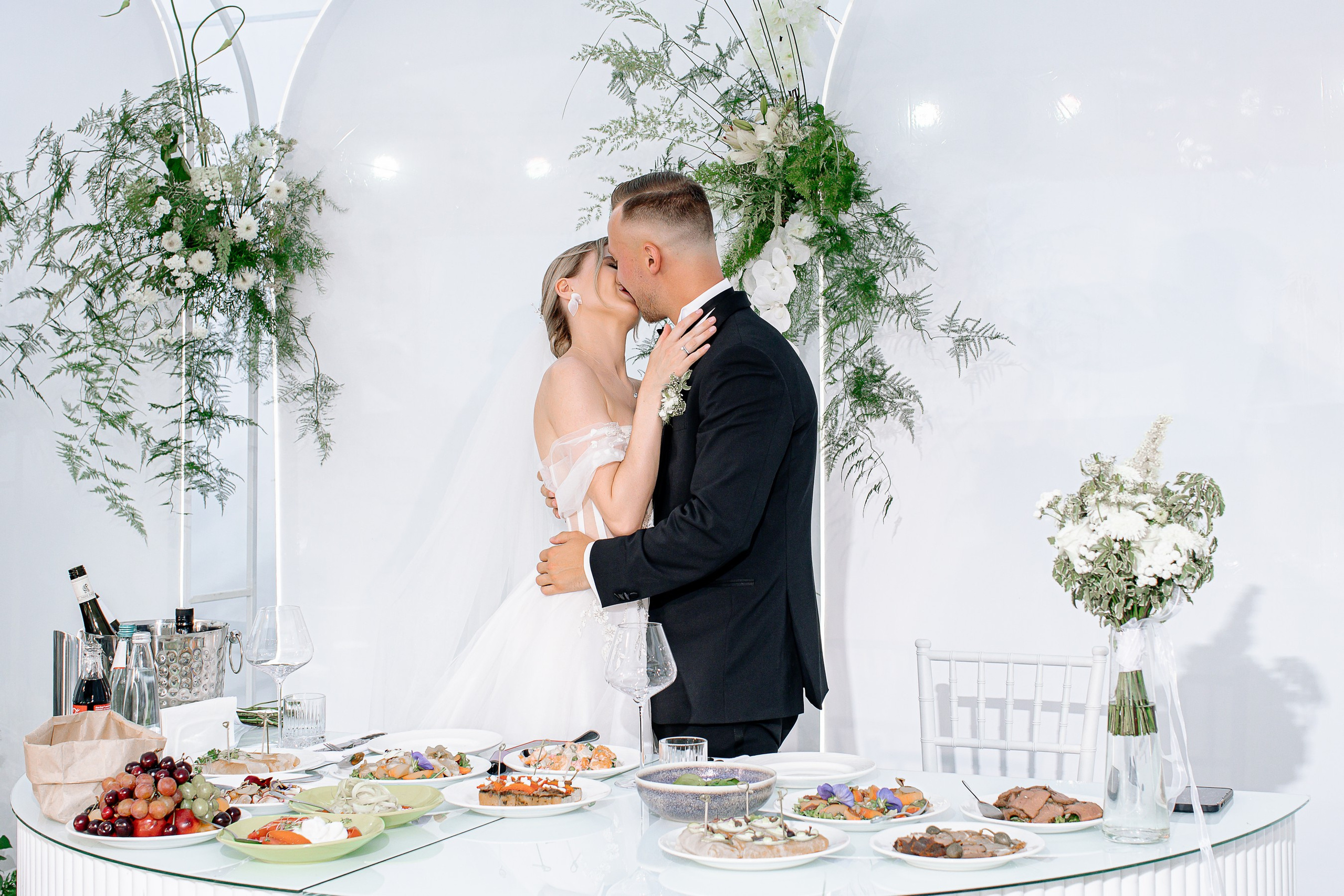 Свадебная фотосессия в отеле с собаками. Свадебный и семейный фотограф в Тамбове Сергей Григорьев