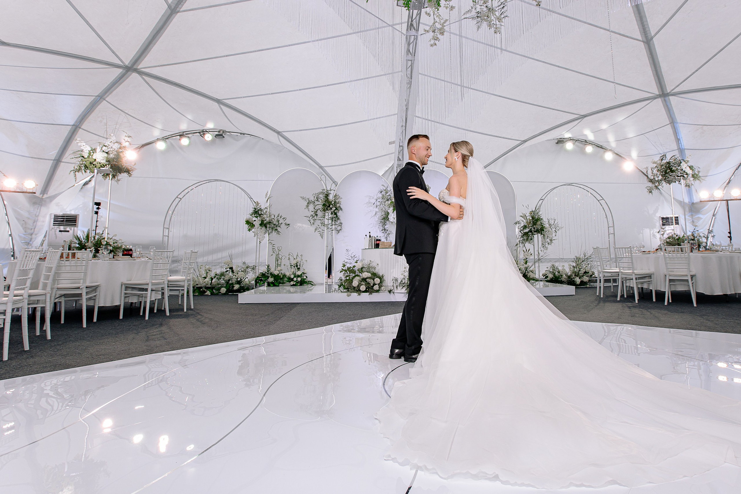 Свадебная фотосессия в отеле с собаками. Свадебный и семейный фотограф в Тамбове Сергей Григорьев