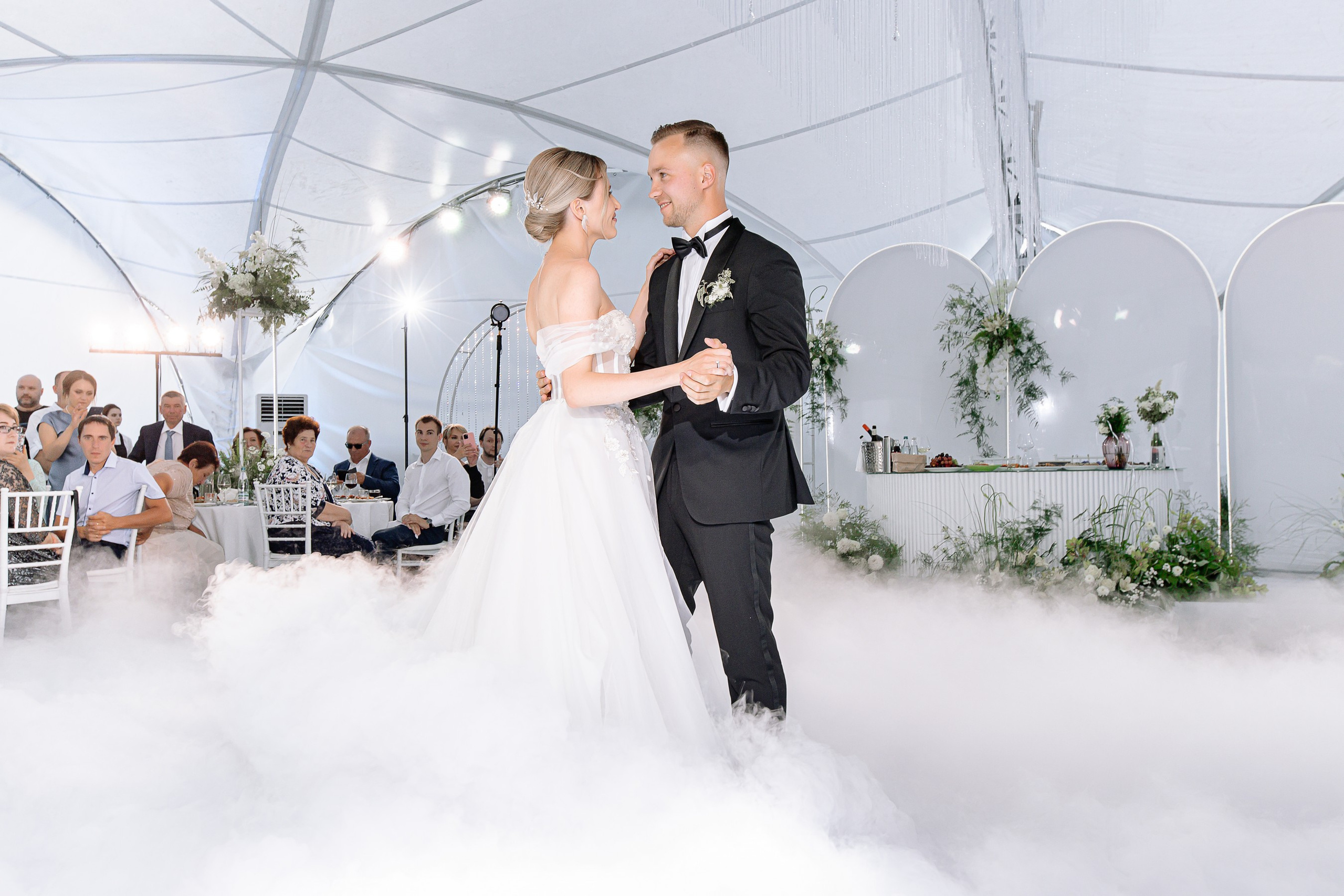 Свадебная фотосессия в отеле с собаками. Свадебный и семейный фотограф в Тамбове Сергей Григорьев