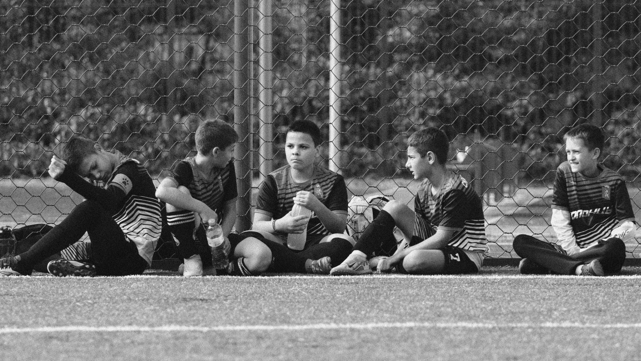 Черно-белая фотография отдыхающих футболистов