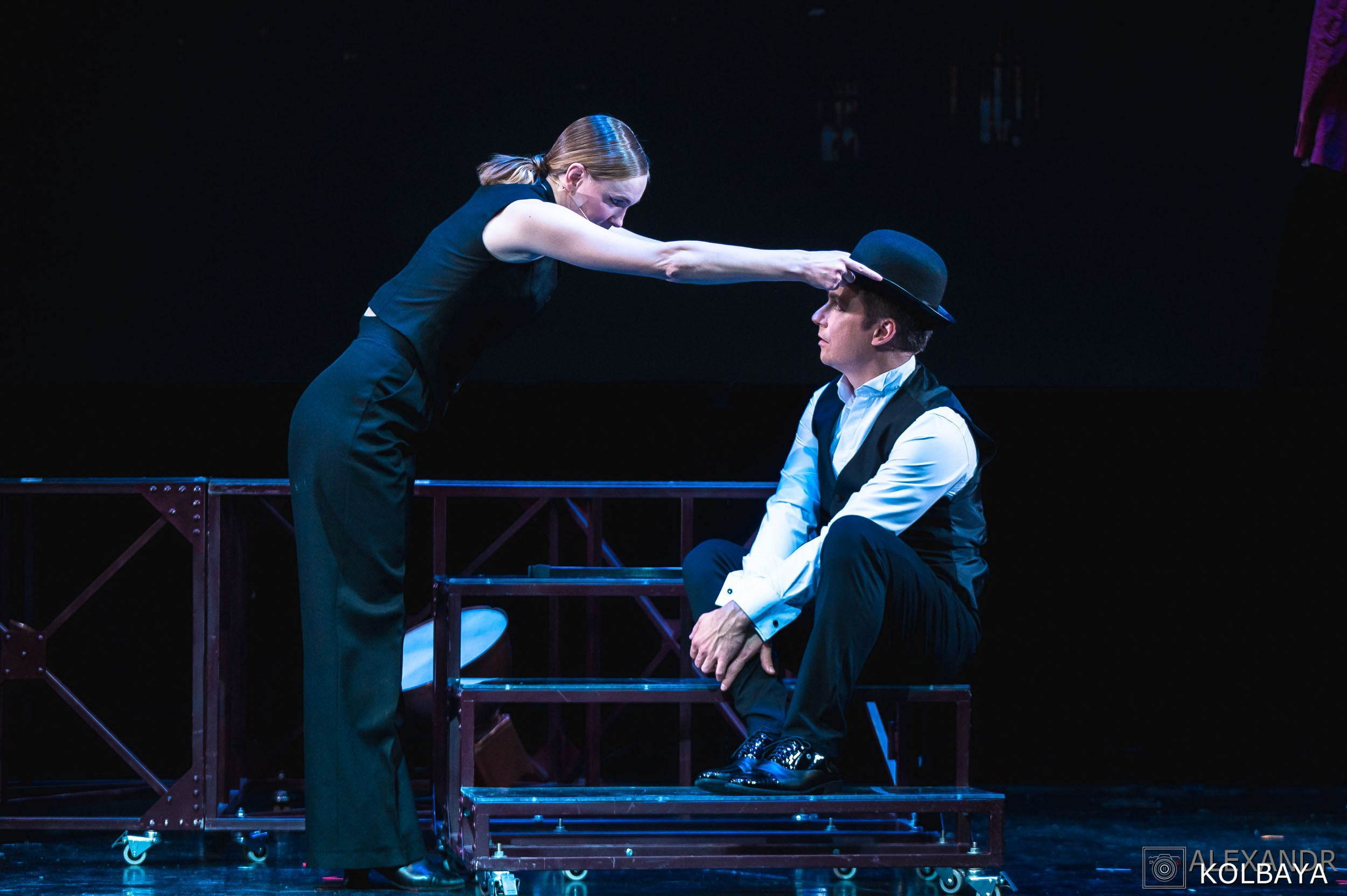 Фотографии со спектакля «Привет, я тетя Чарли». Концертный и театральный репортажный фотограф в Москве Александр Колбая