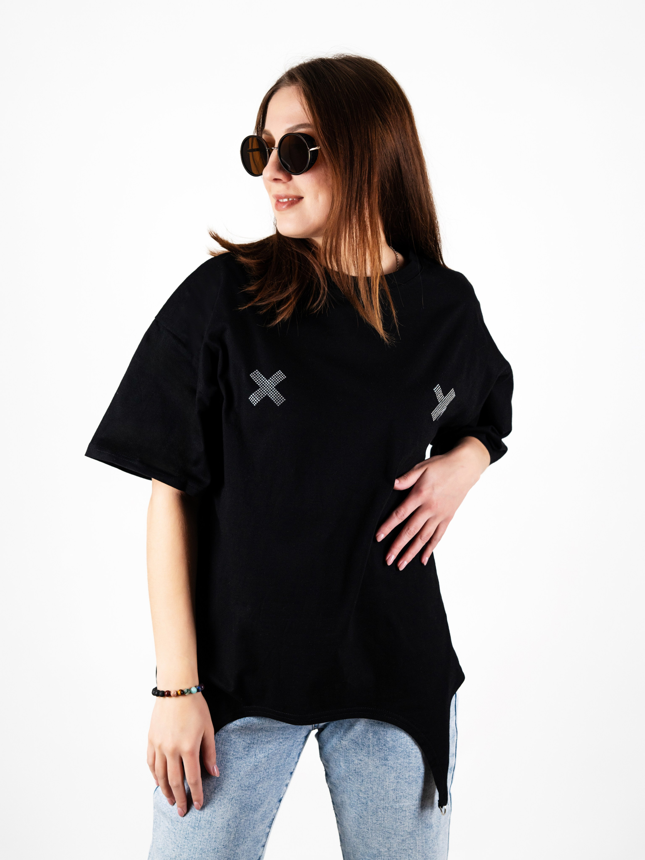 Футболка стиля Oversize, модельная съемка с нанесением инфографики. Олейник Денис — предметный фотограф, фотограф для маркетплейсов в Казани