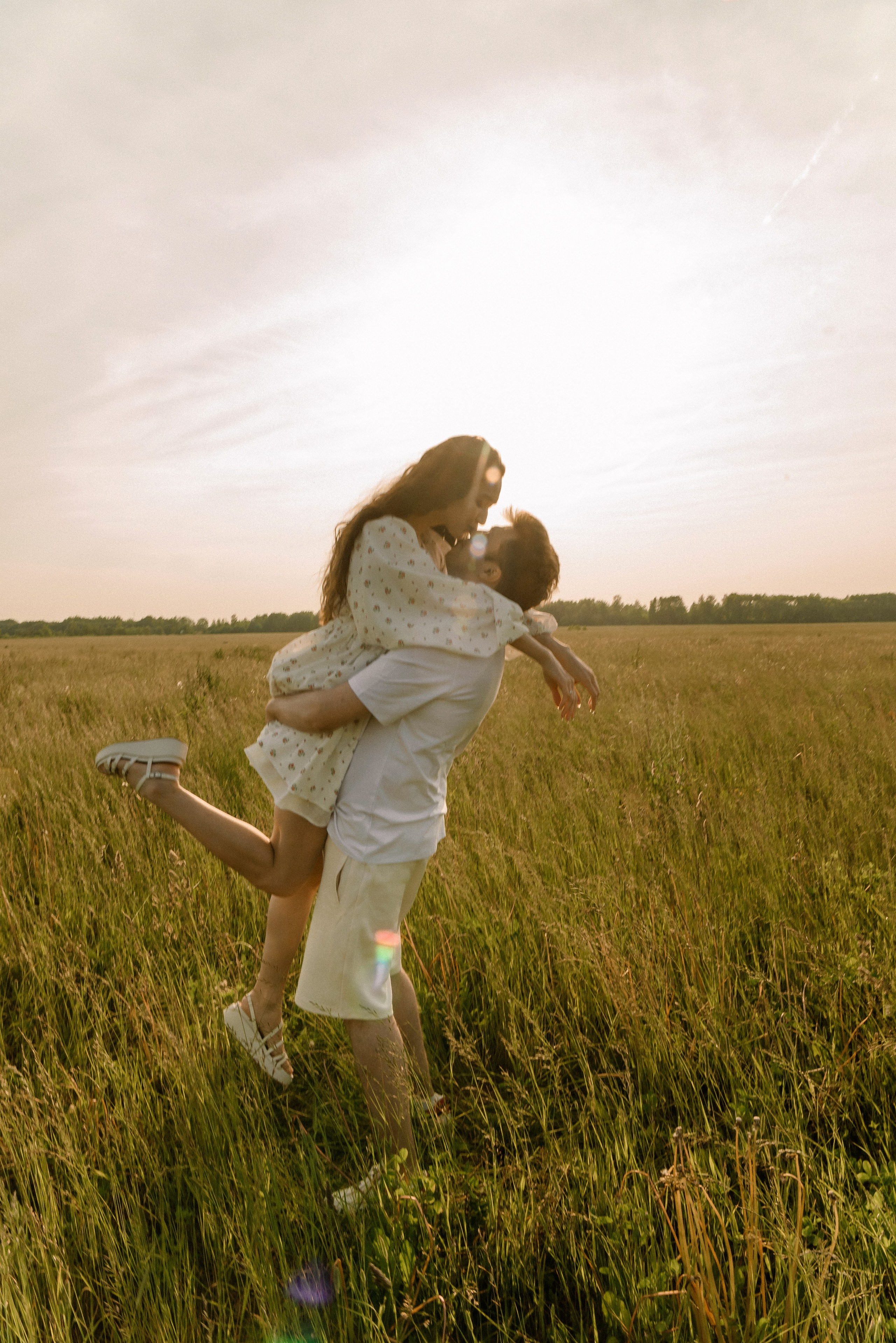 Лиза и Лёша в поле. Свадебный фотограф в Санкт-Петербурге София Шубик