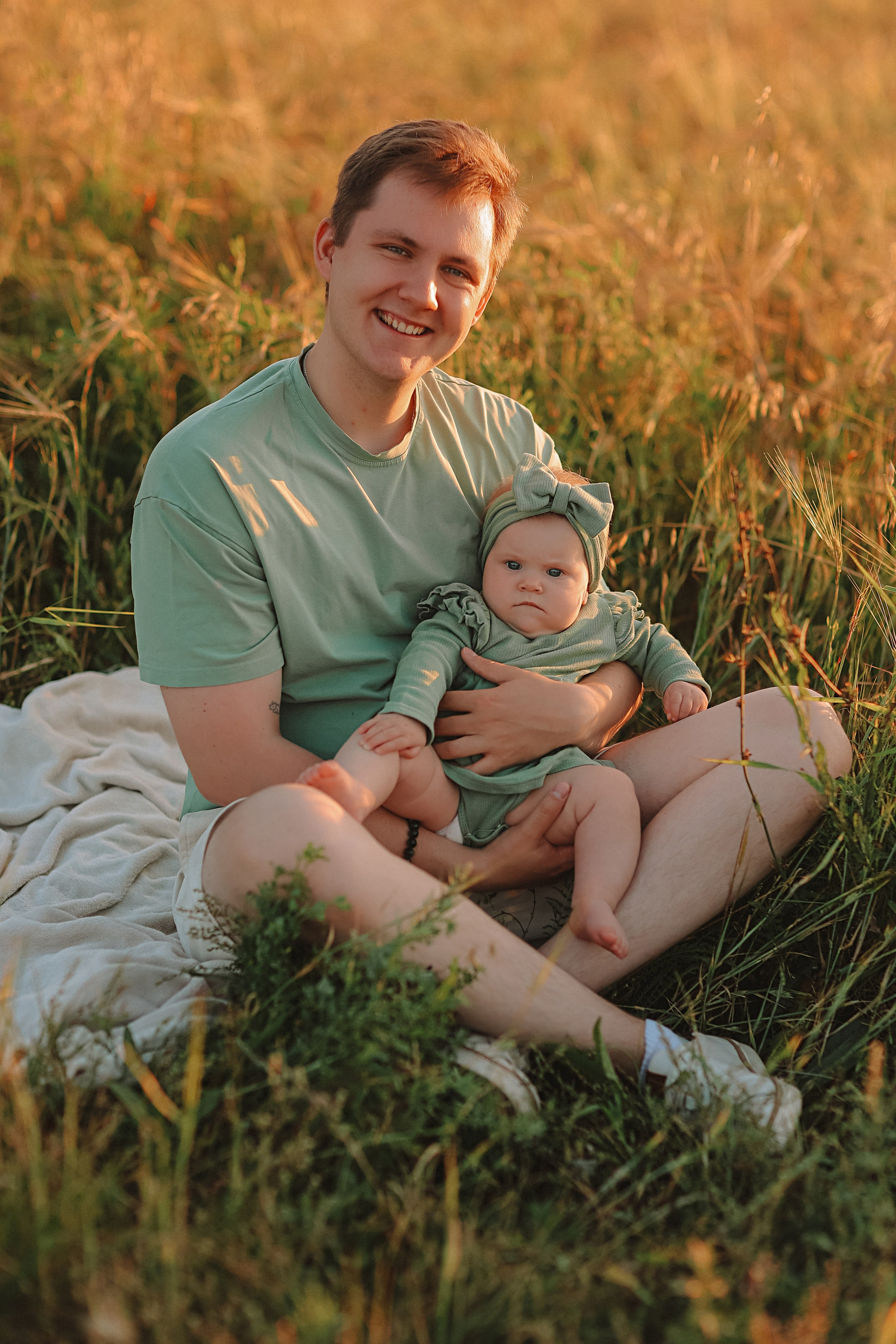 Закатное поле семейная. Семейный фотограф Тюмень, фотограф на роды Салмина Мария