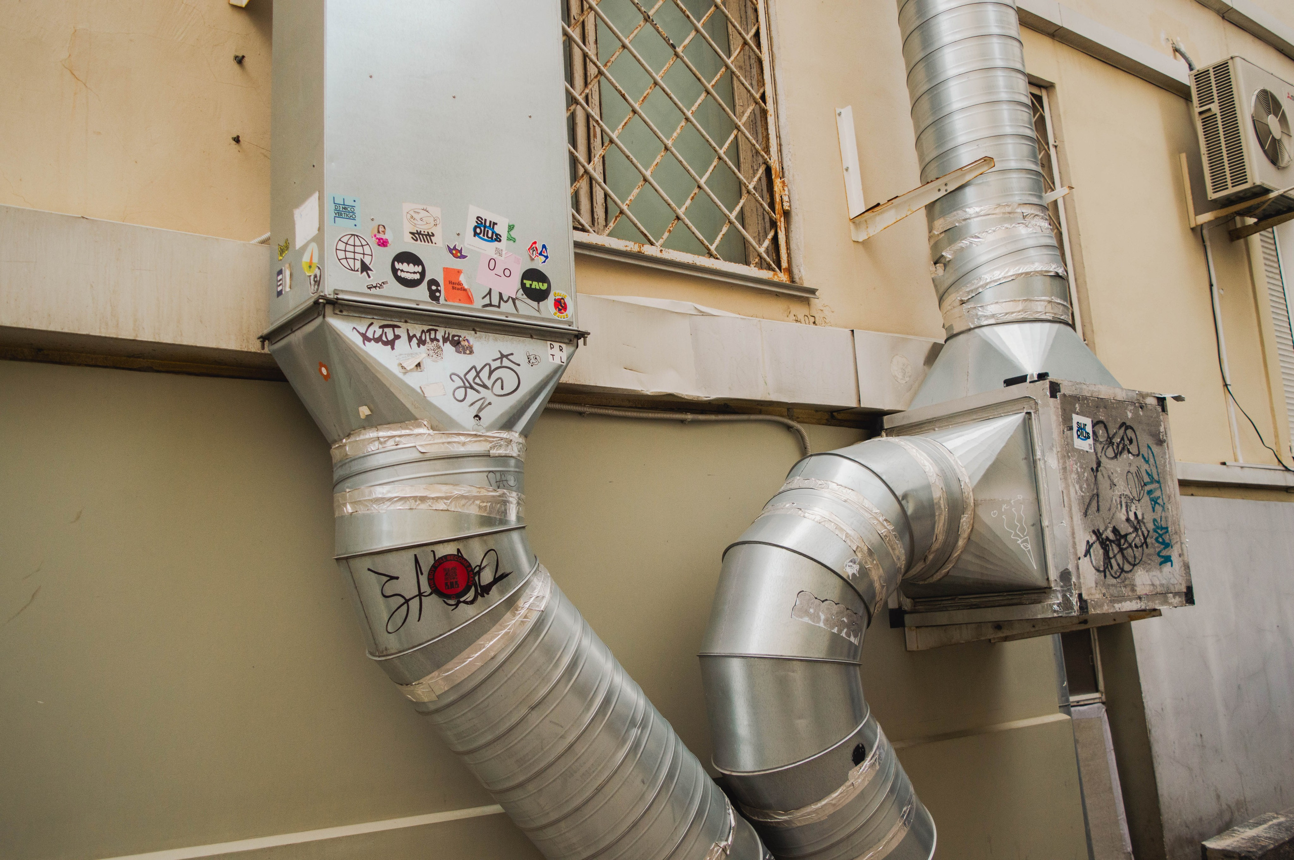 Типология «Стикербомбинг в городе». Фотограф Анастасия Лощакова в Москве