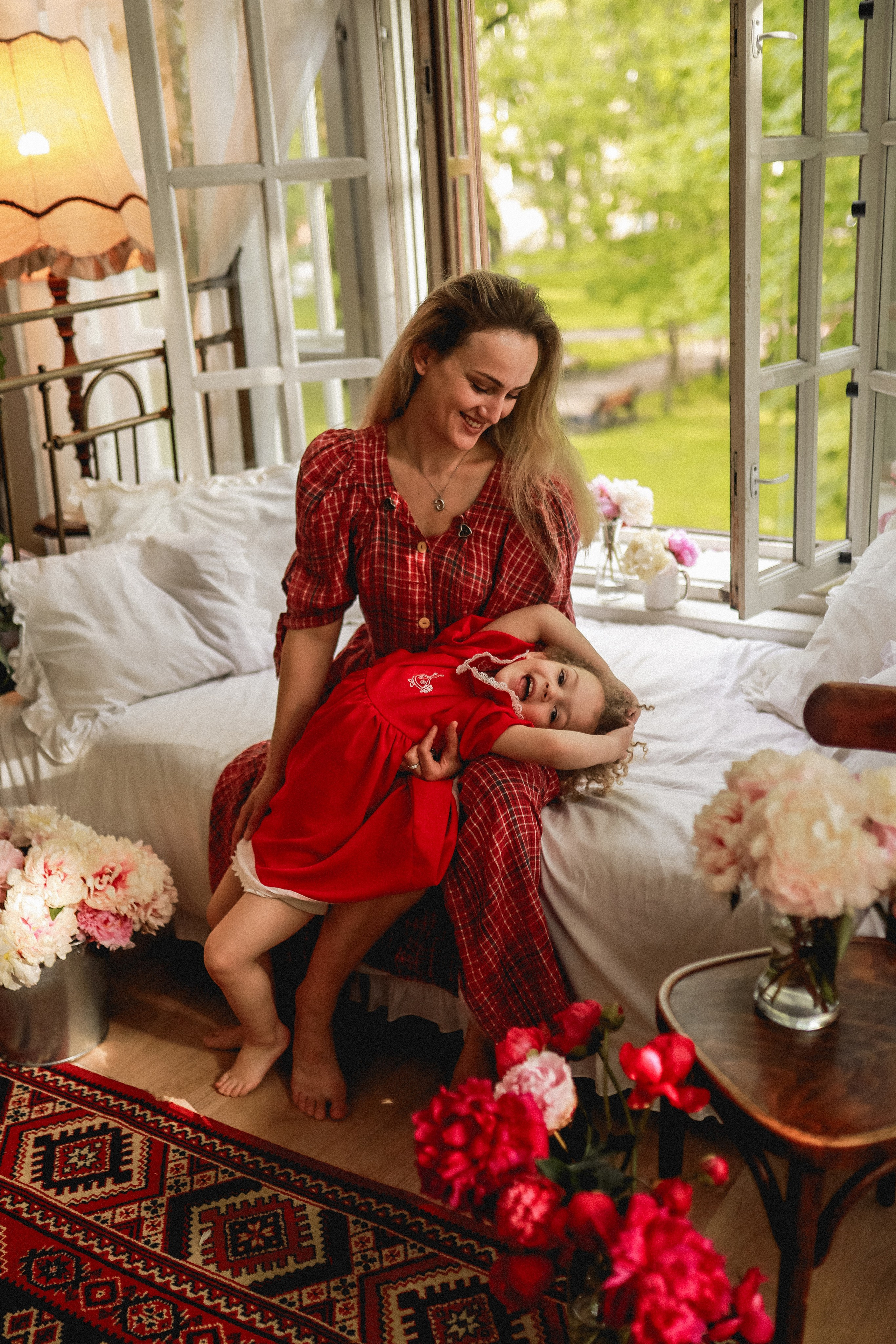 Пионы на балконе