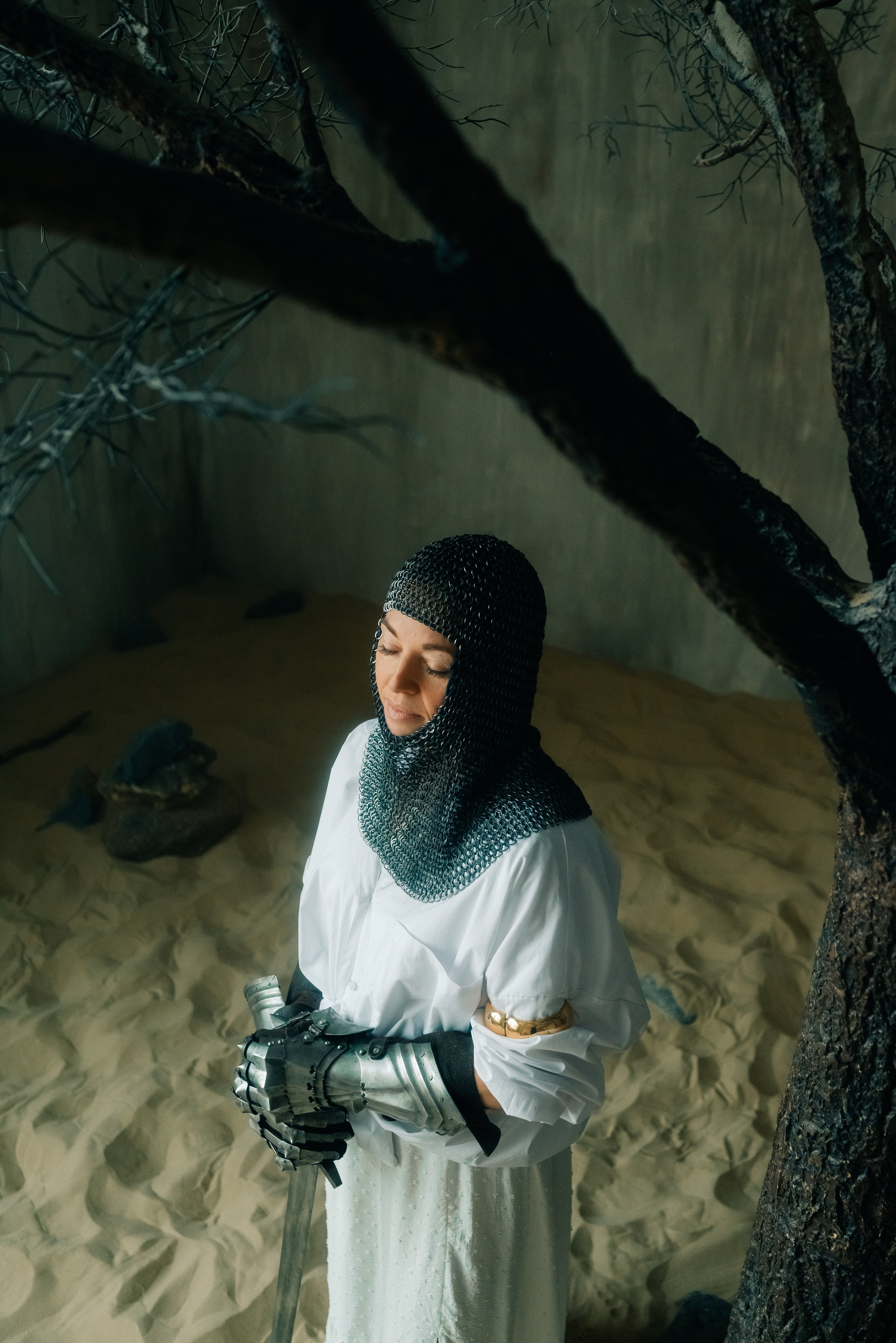 Женская психологическая съёмка в студии. Фотоведьма Дарья Нечинская