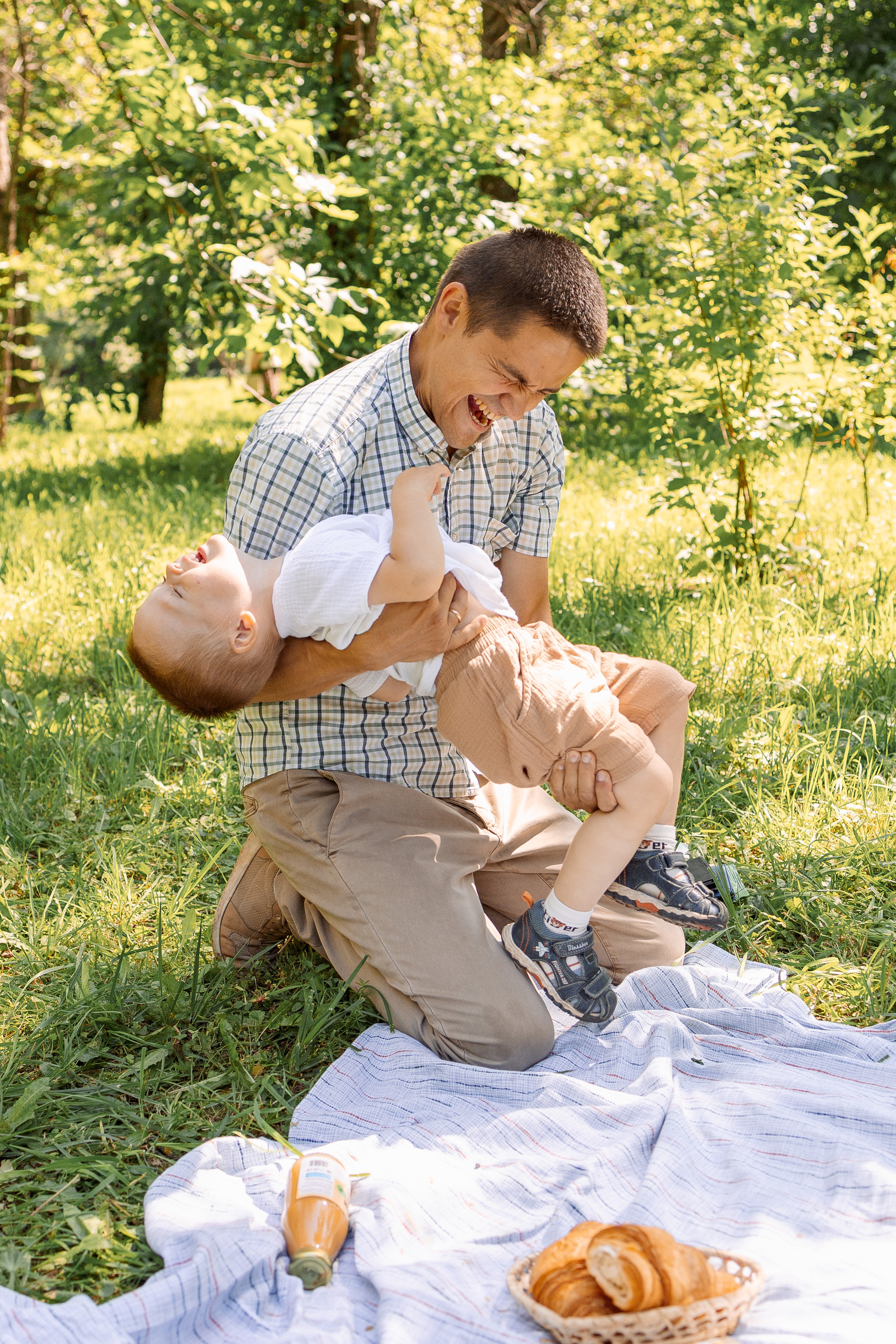 папа играет с сыном
