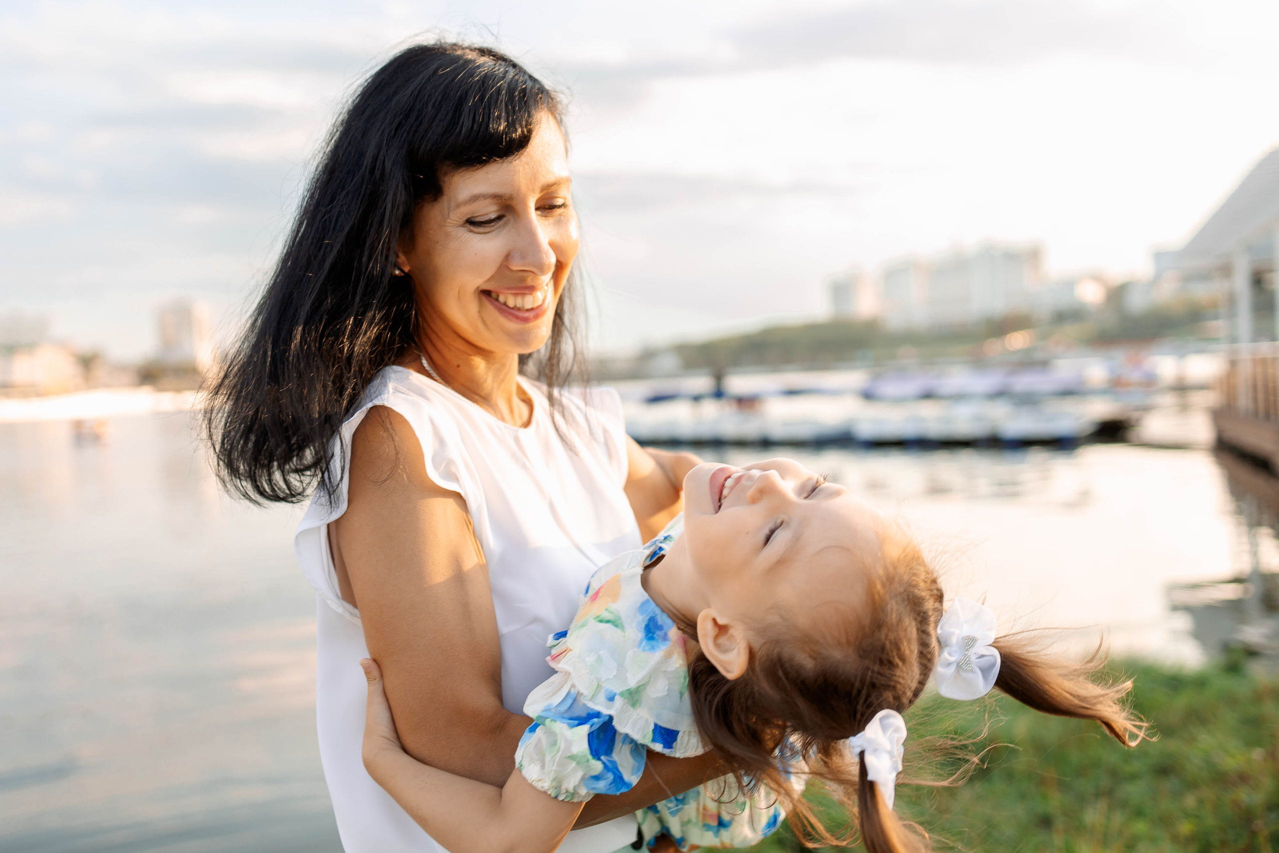 мама кружит на ручках