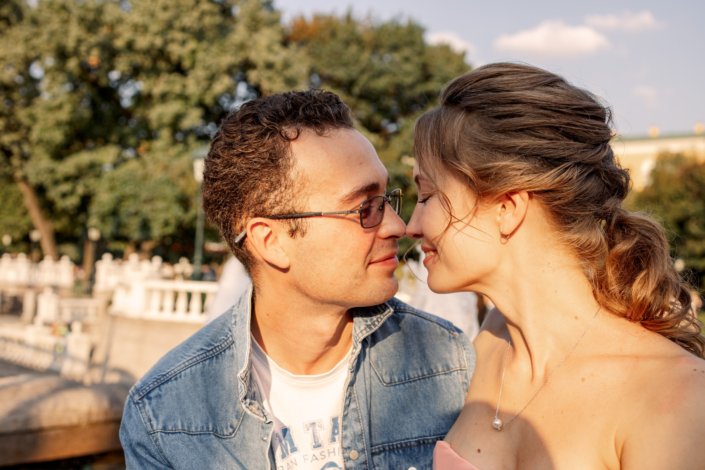 Носиками друг к другу