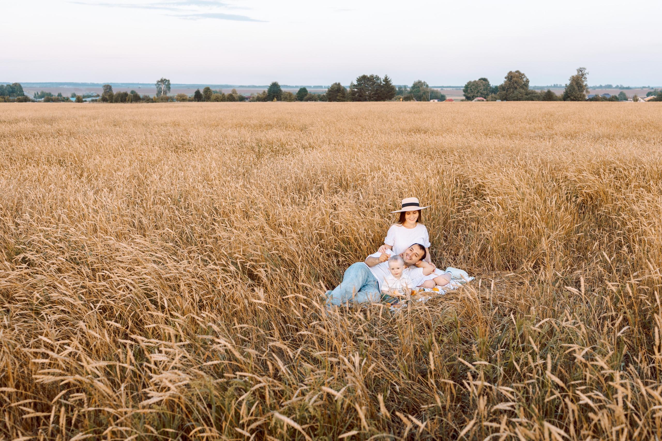 фотосессия в поле на закате