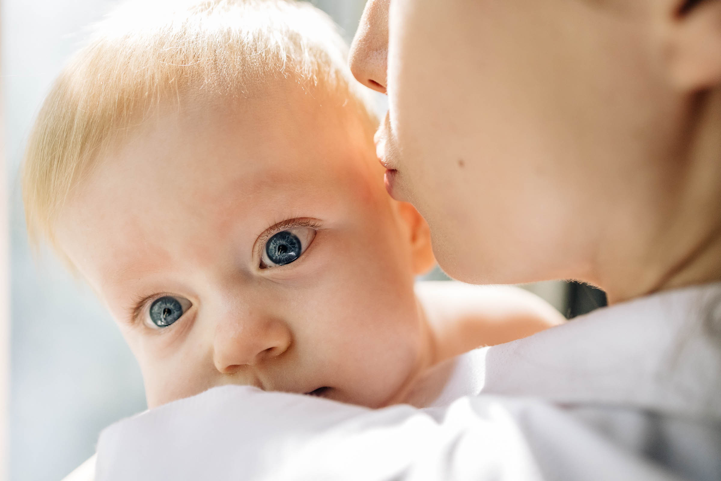 мама носит на ручках