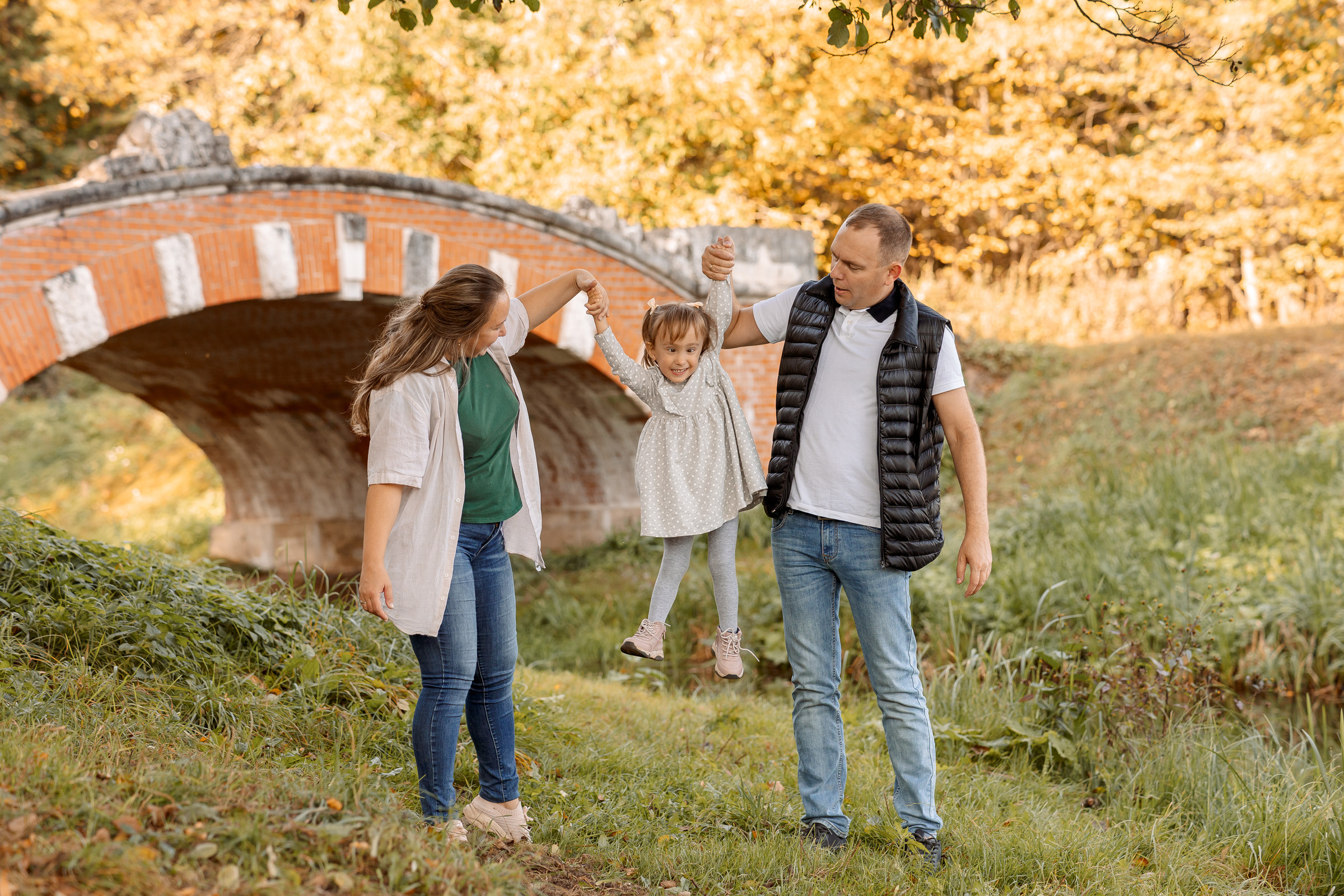 поднимают за ручки