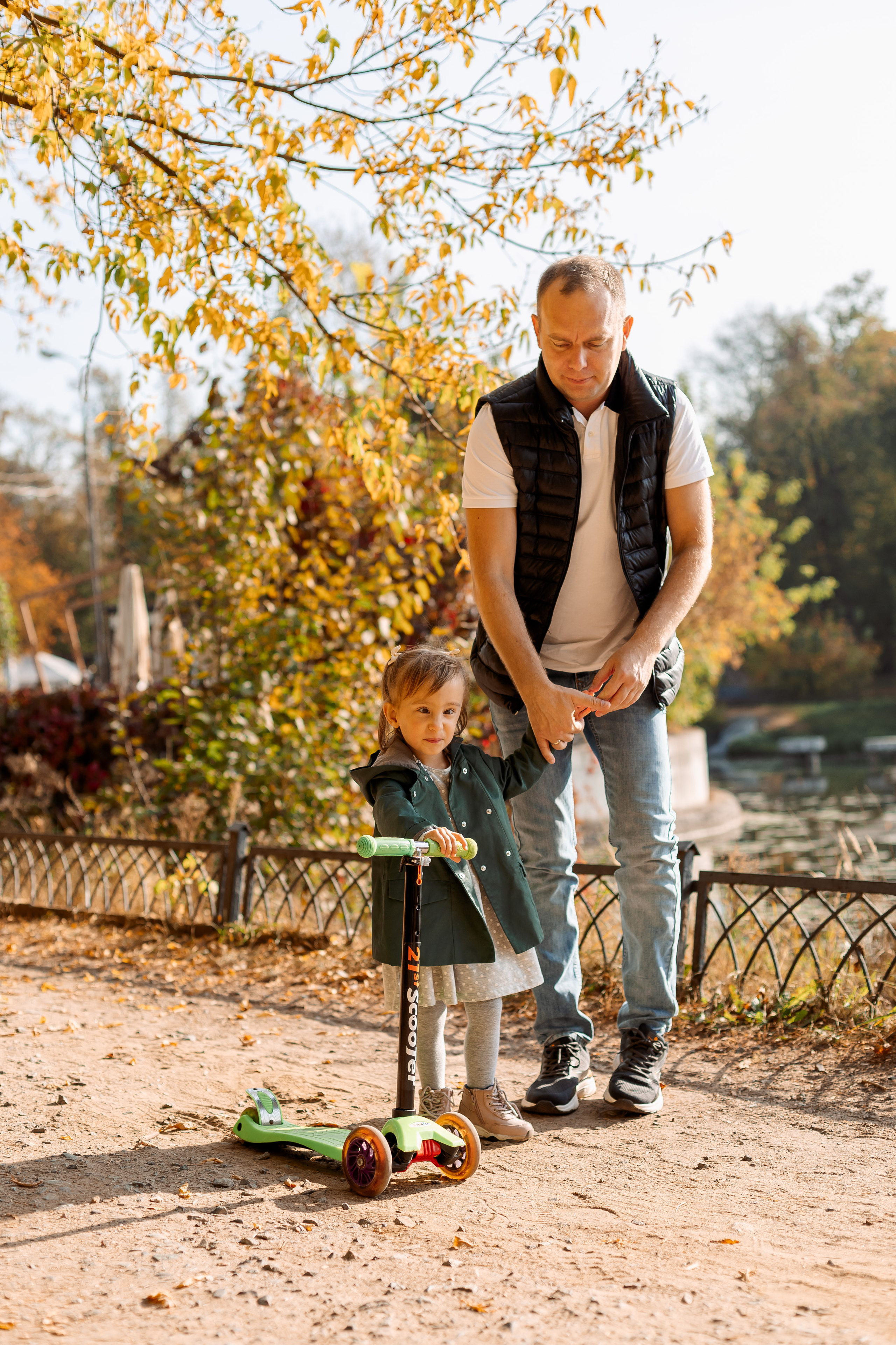 с папой на самокате