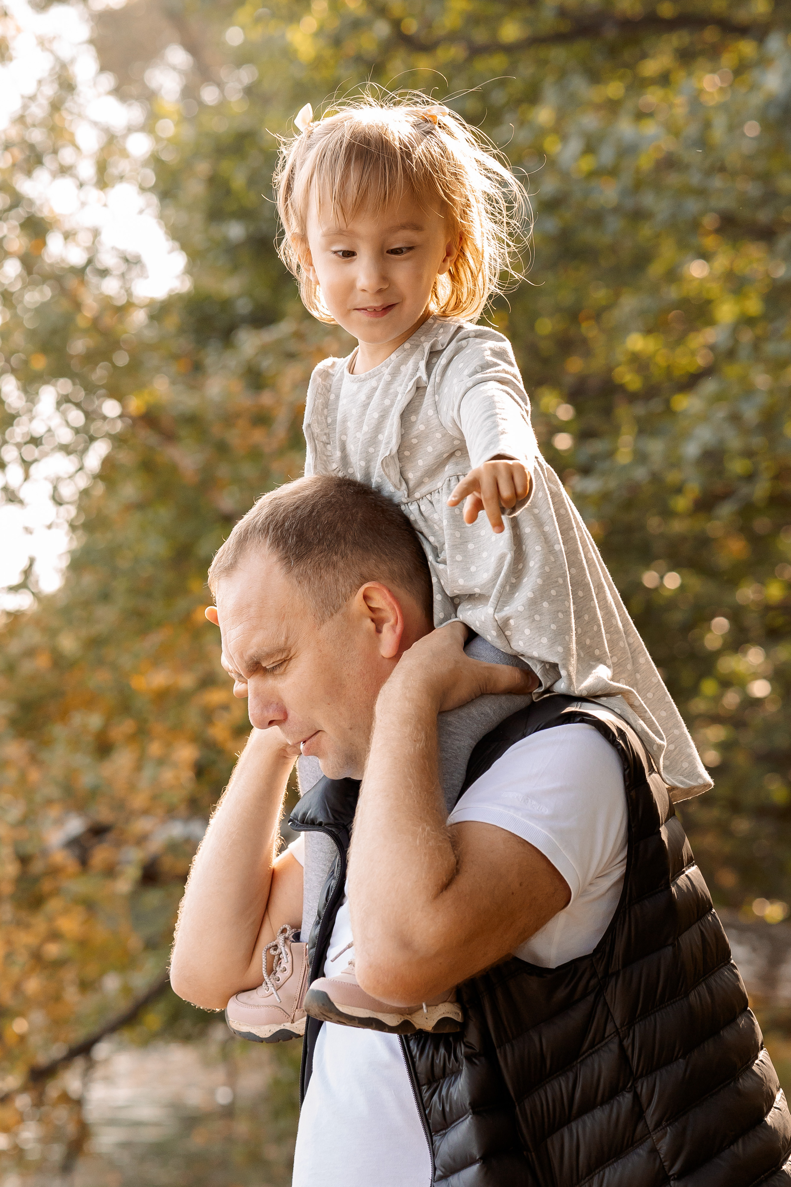у папа на плечах
