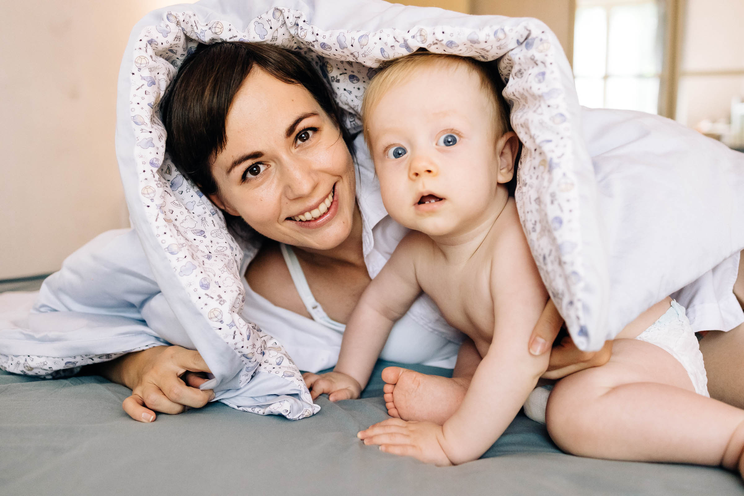 с мамой под одеялом