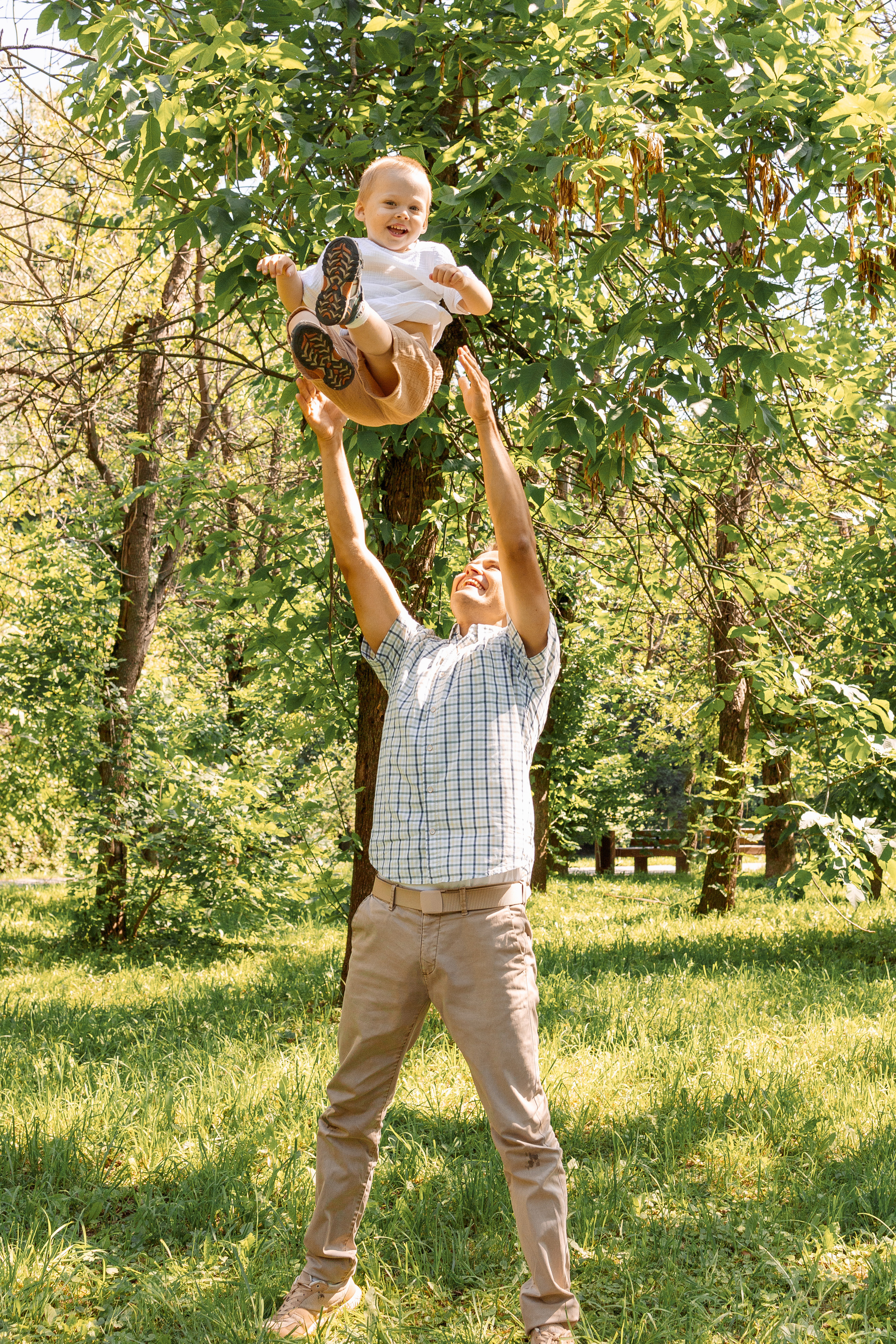 папа подбрасывает к небу