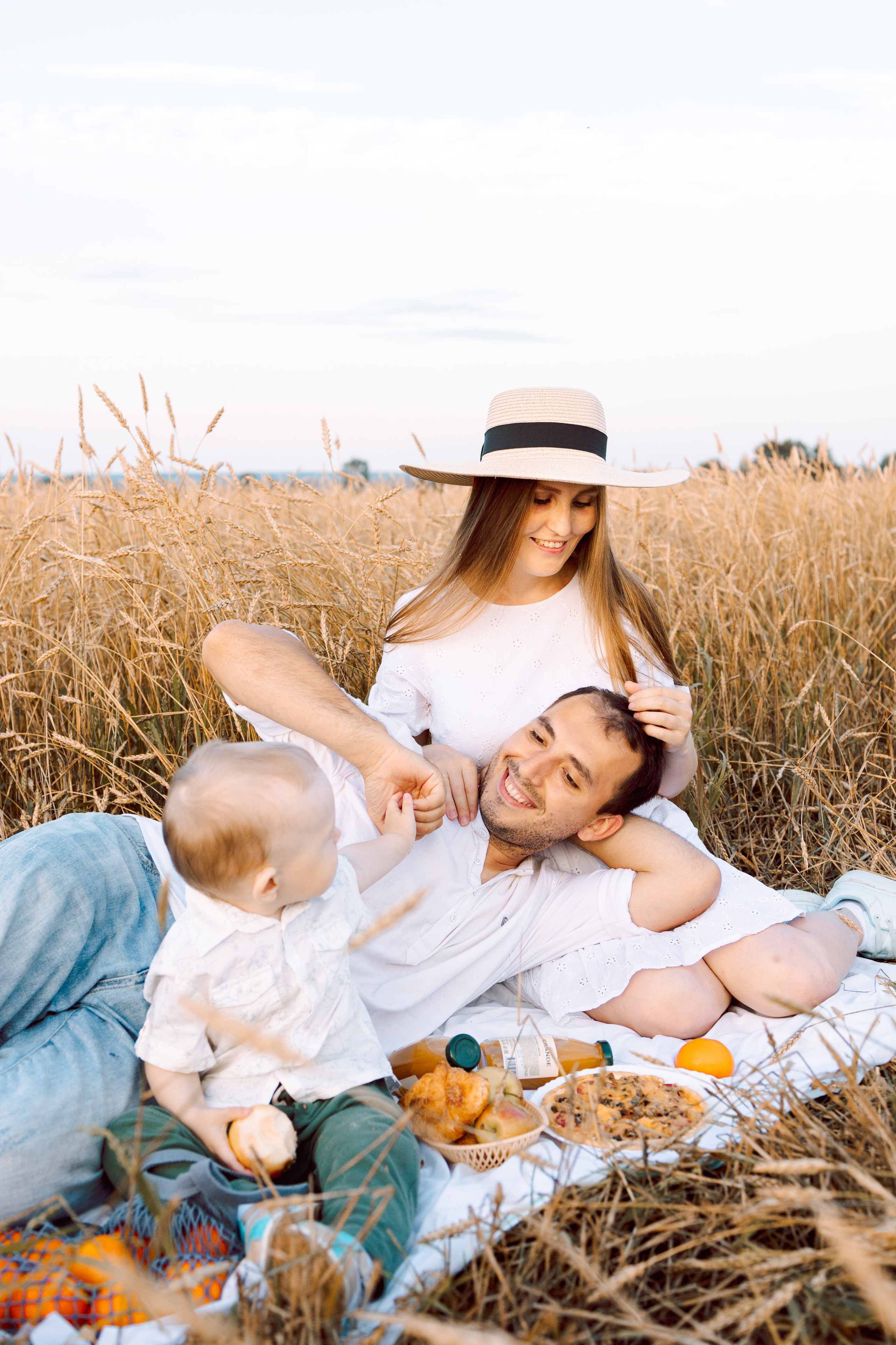 семейный пикник в поле