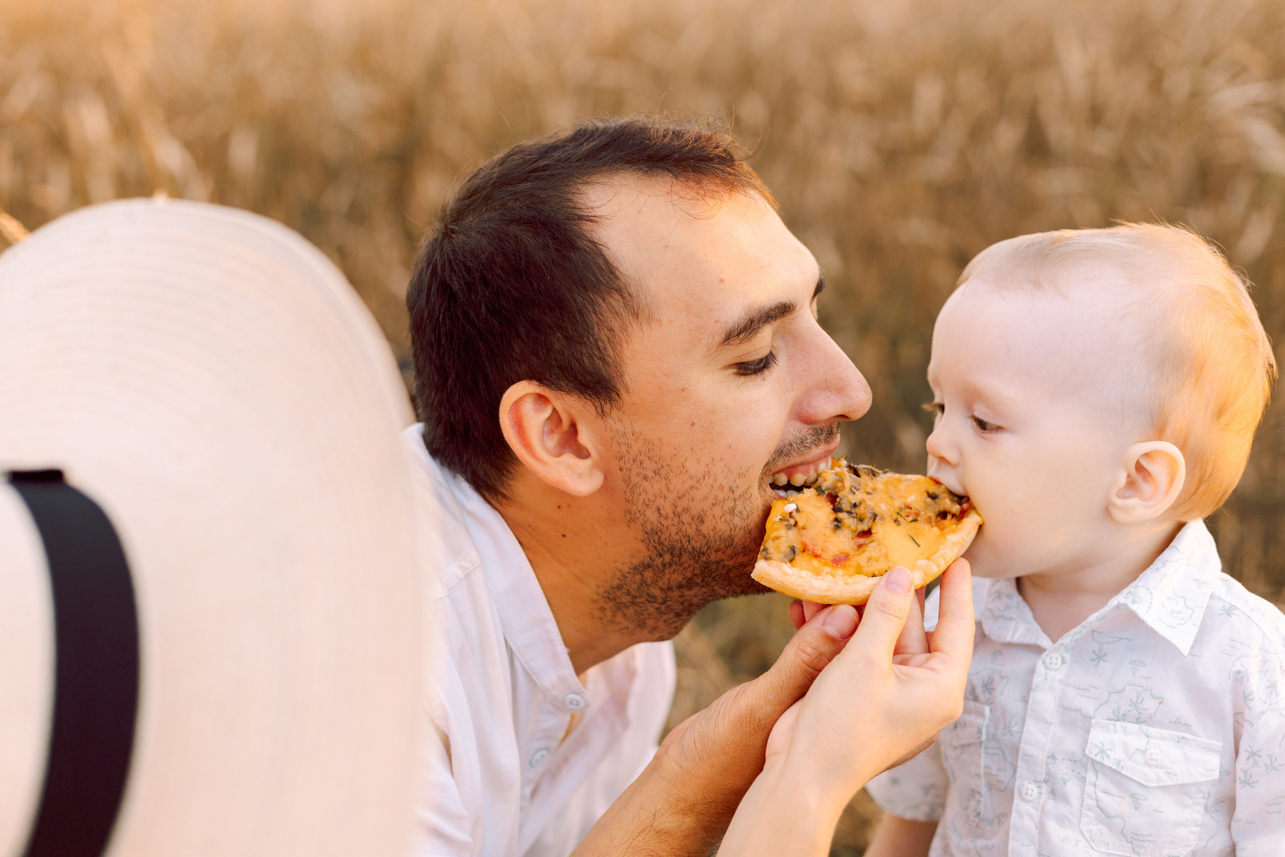 вкусная пицца на природе