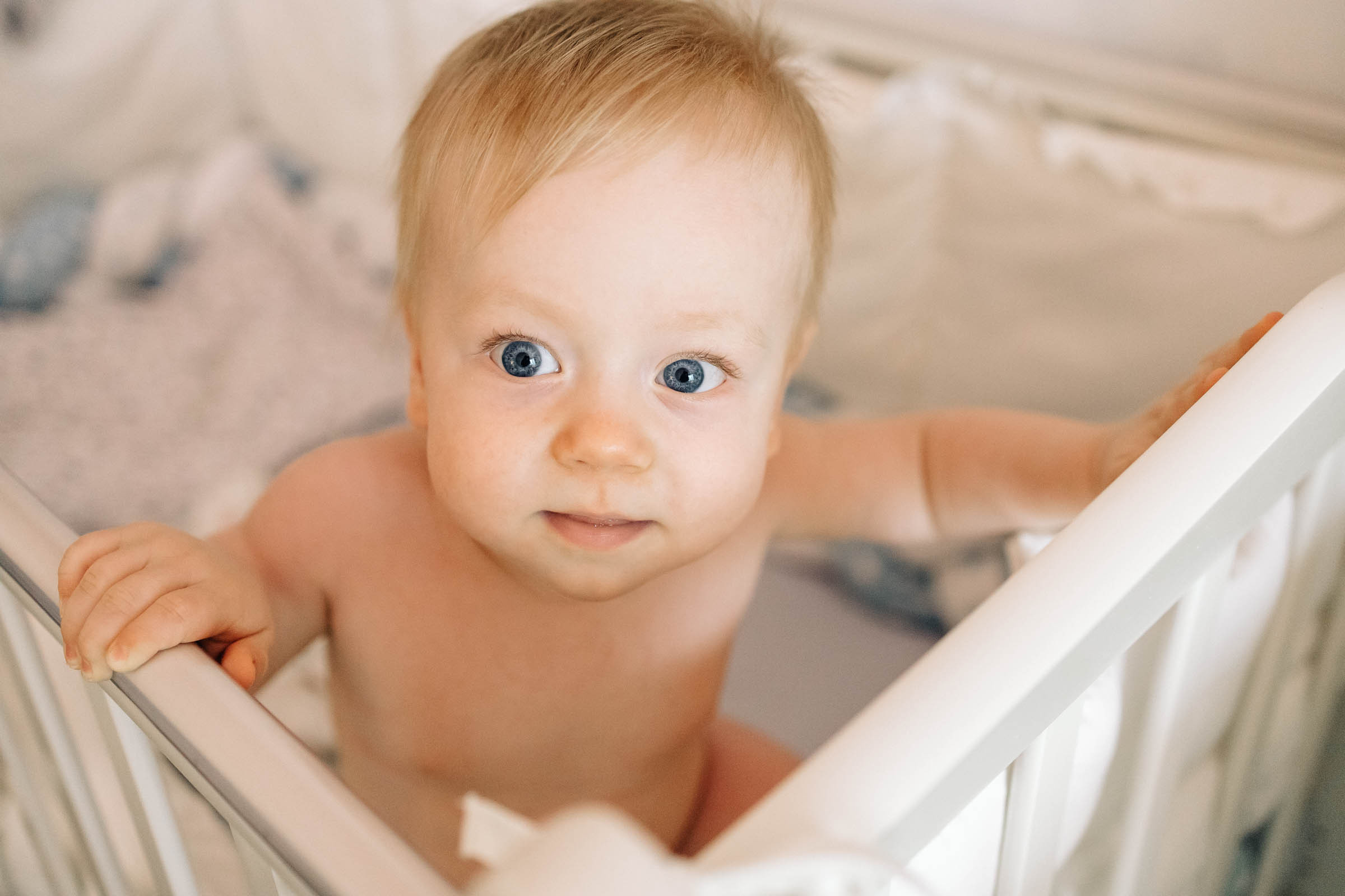 малыш в кроватке