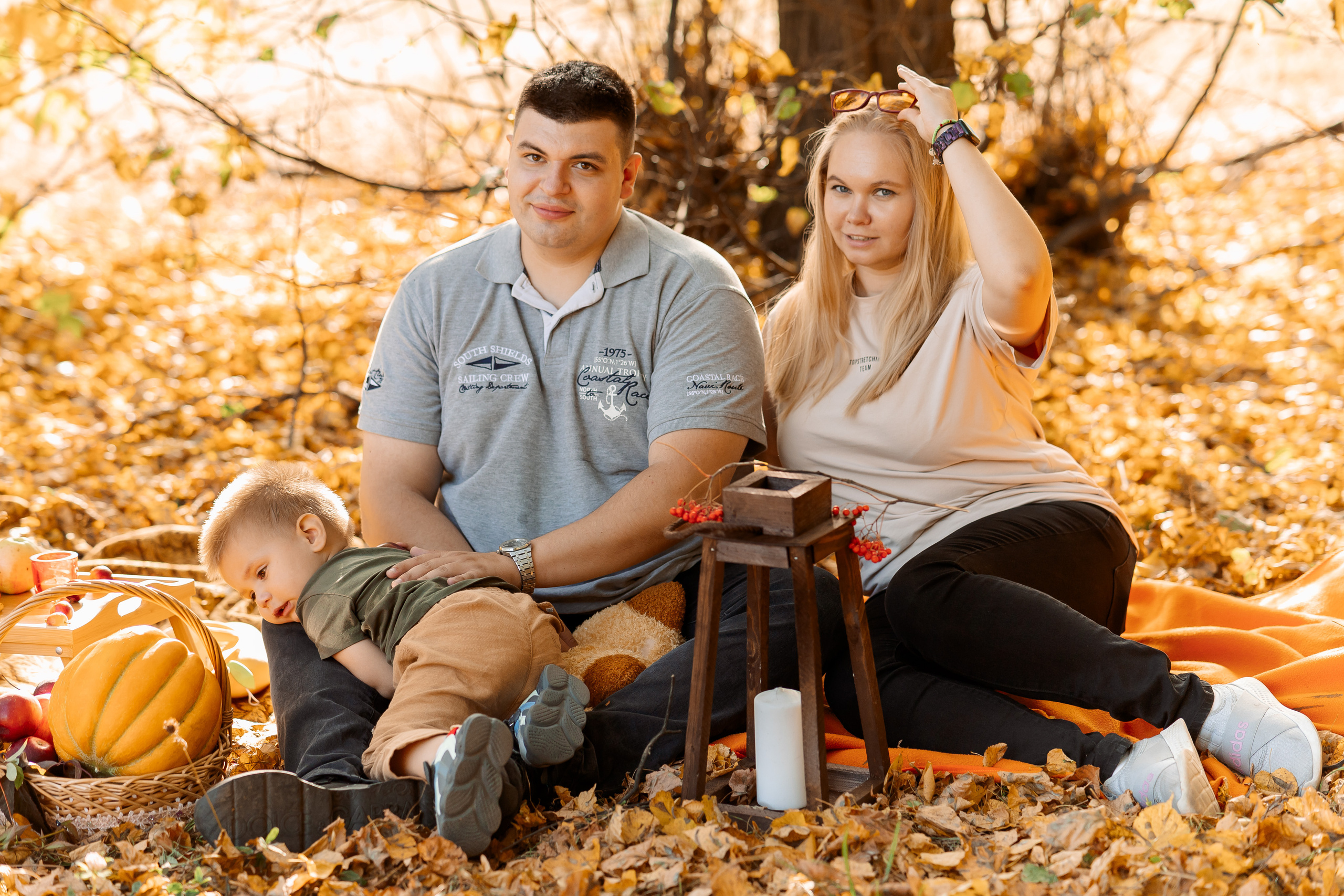 семья осенью в парке