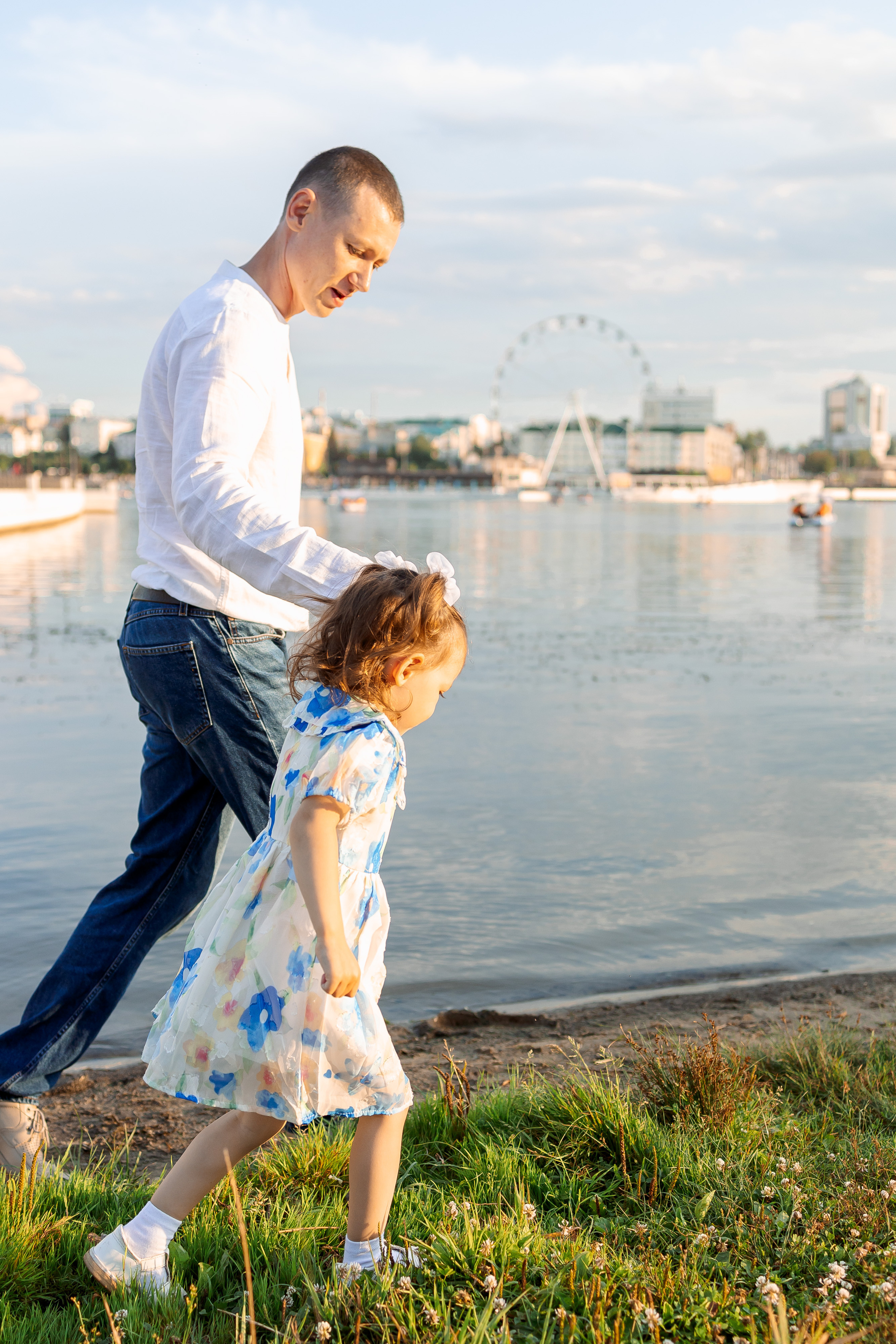 дочка с папой на прогулке
