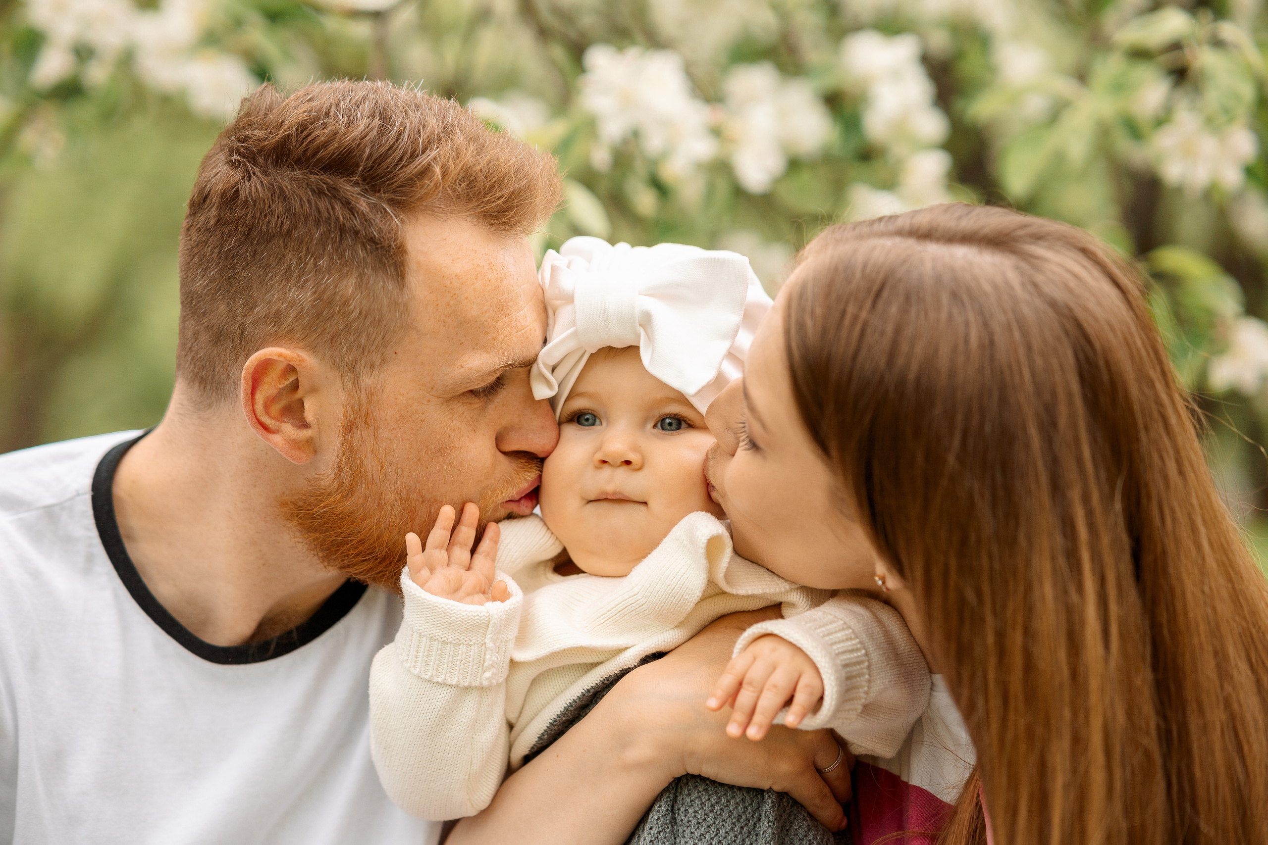папа и мама целуют в щечки