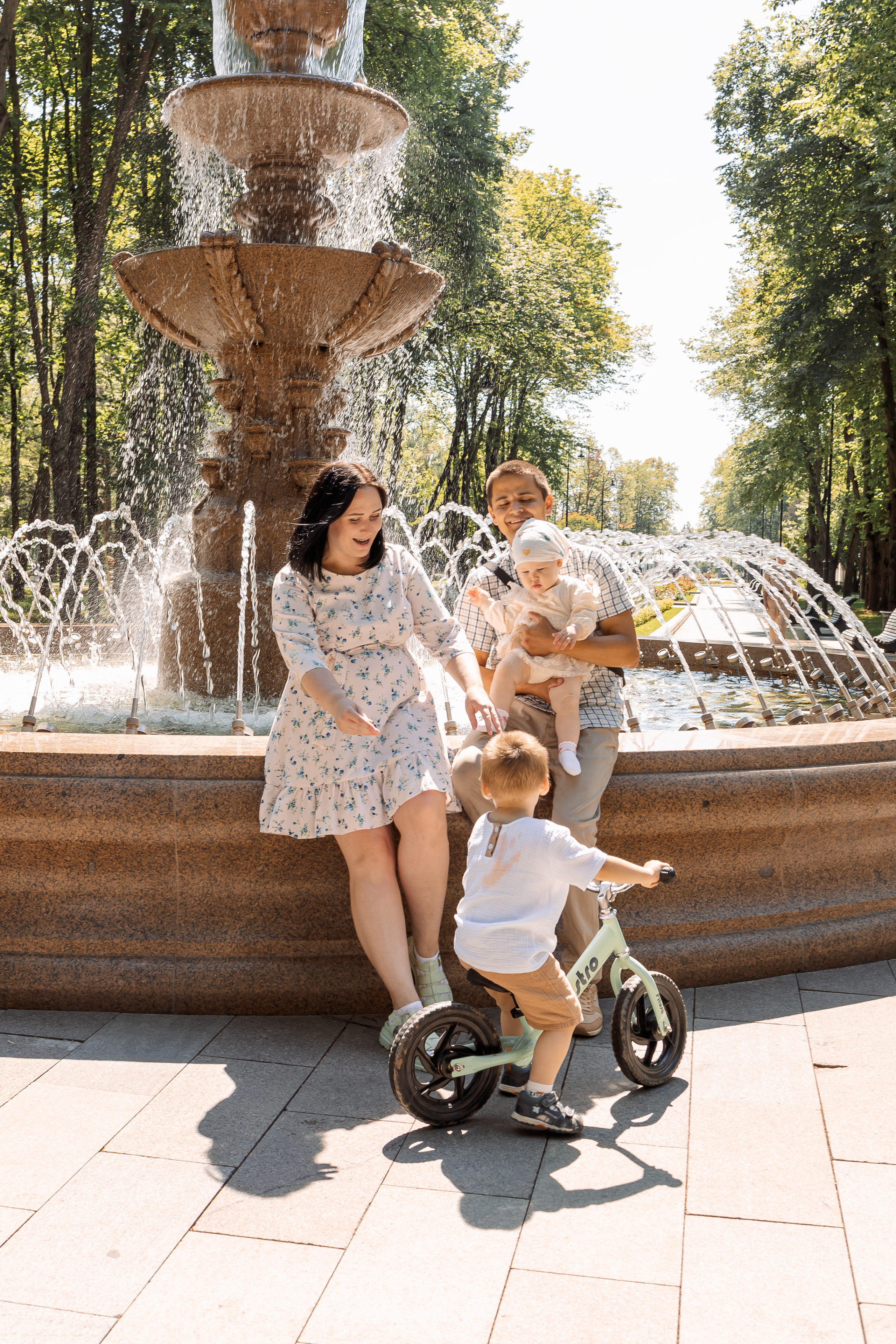 семья у фонтана