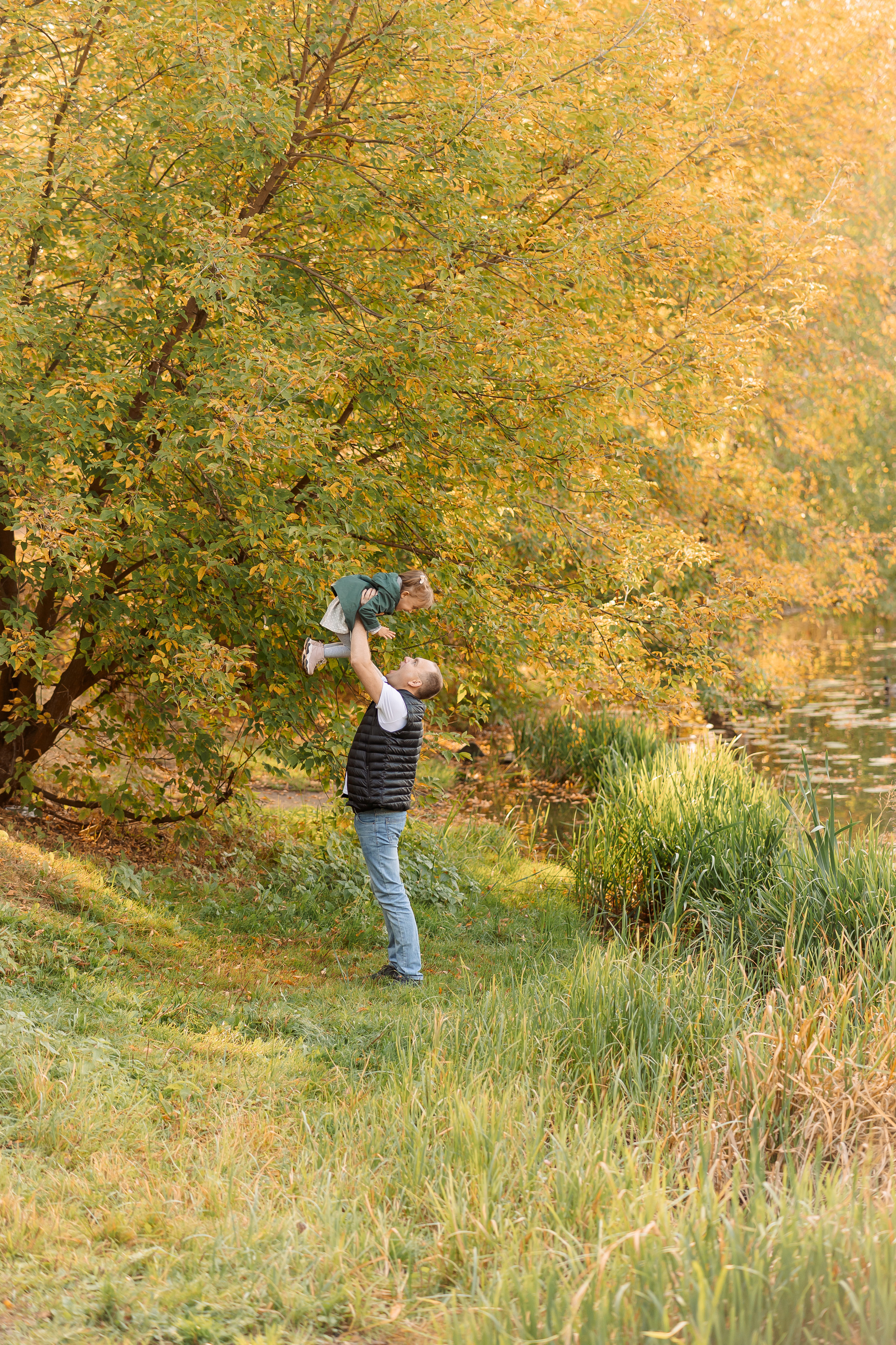 папа поднимает до неба