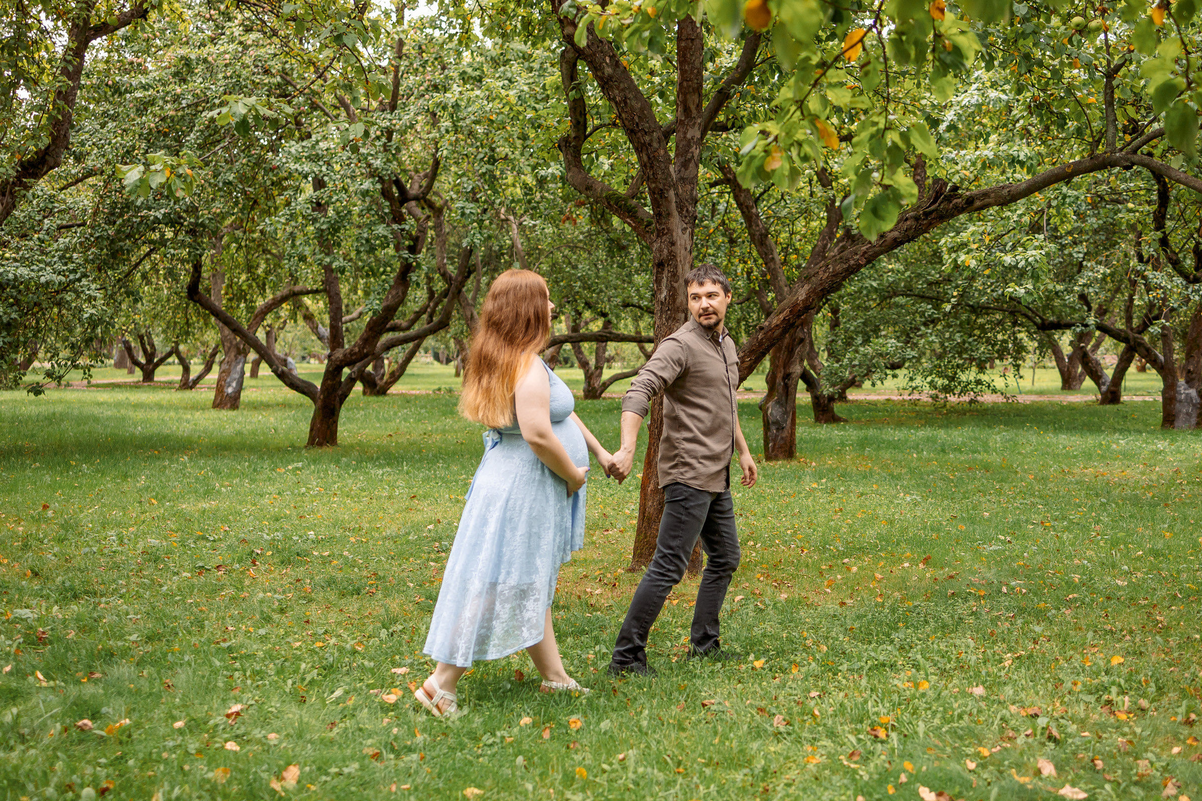 прогулка пары в парке