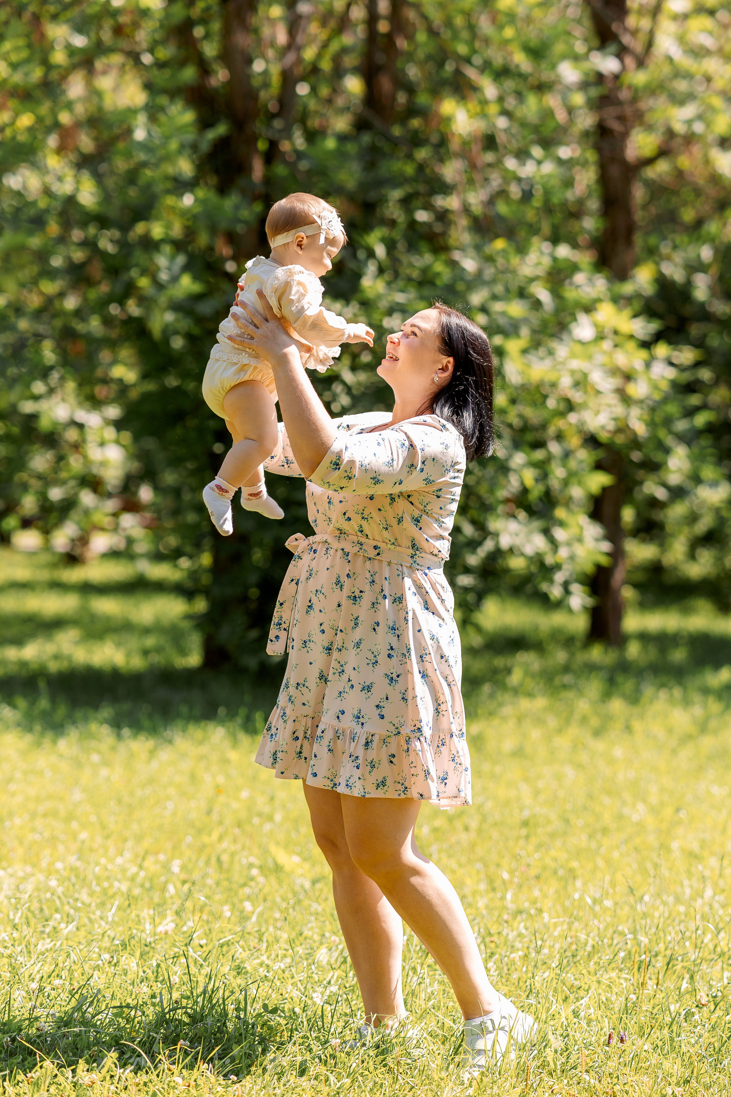 мама поднимает к небу