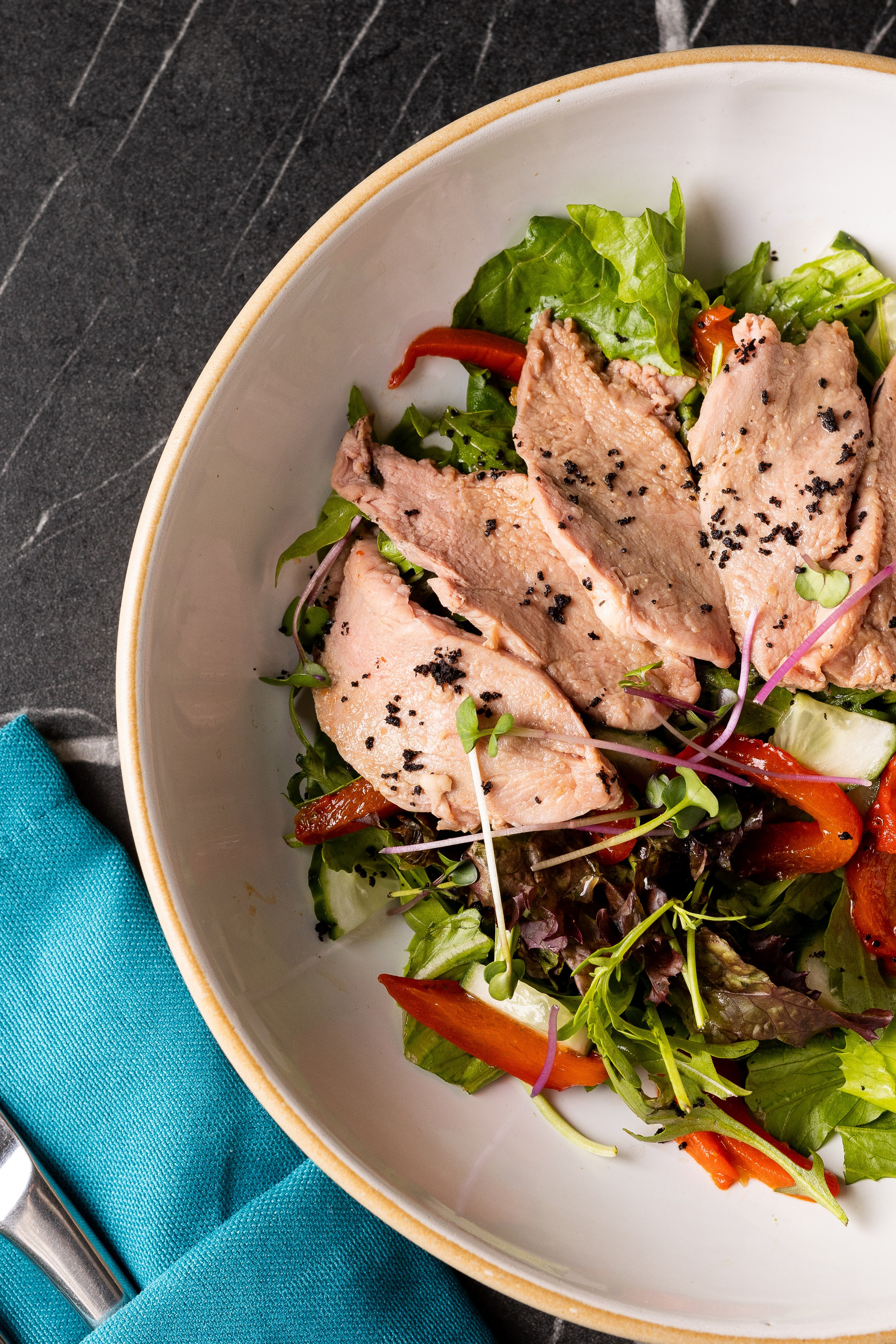 Салат с уткой и печеным перцем. Фото для меню кафе и ресторана