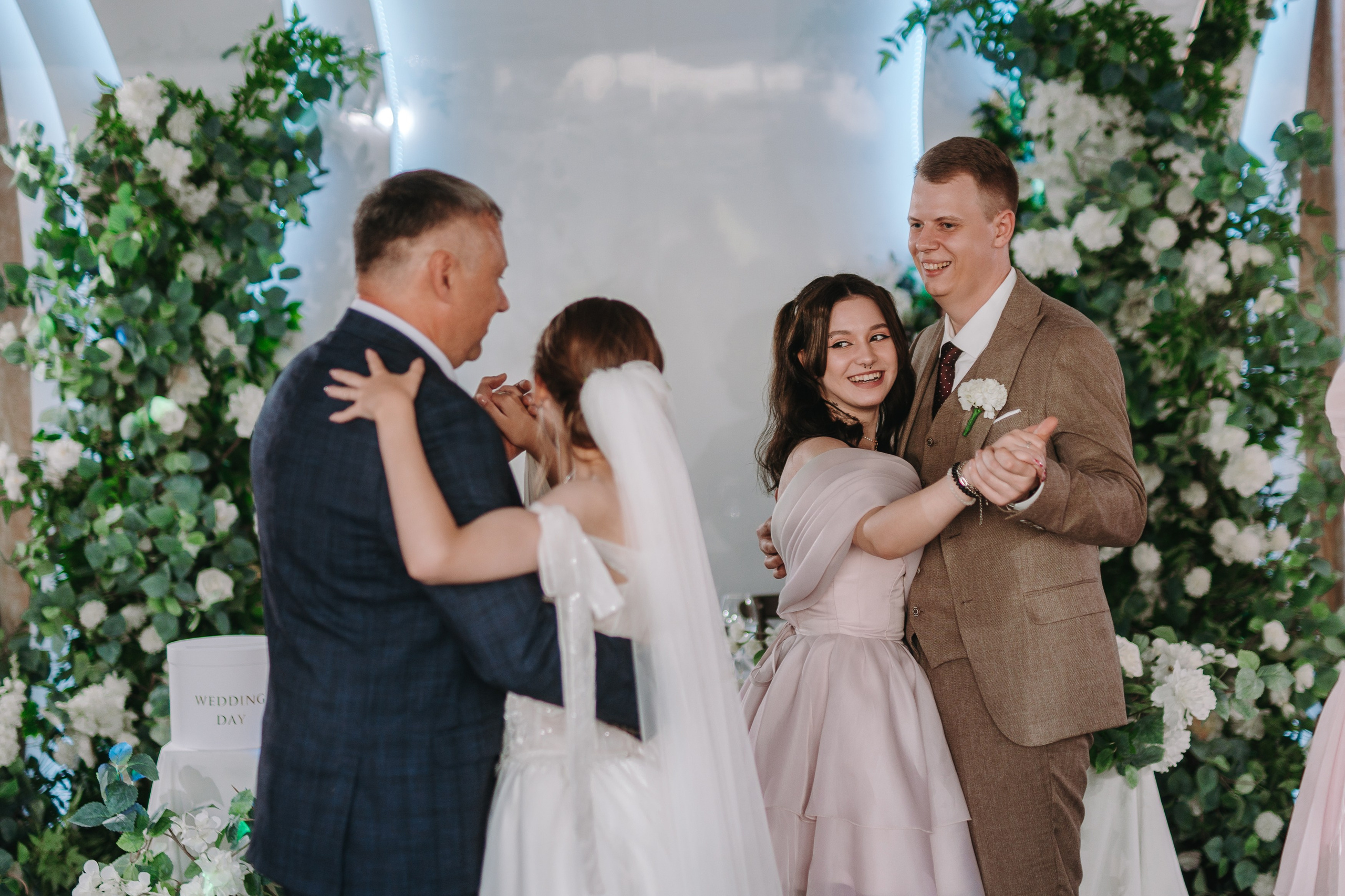 БАНКЕТНЫЙ ЗАЛ ТОРТУГА, ВЕДУЩИЙ АНДРЕЙ ОГНЕВ