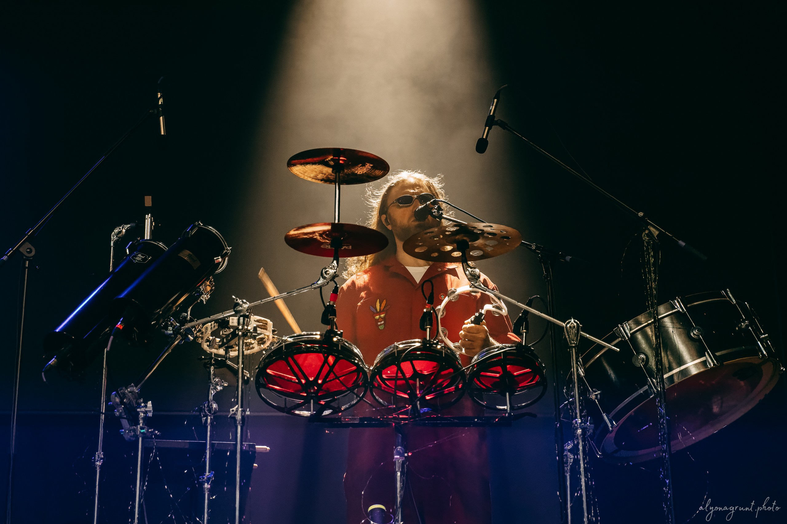 Багровый Фантомас, фоторепортаж, СПб, BASE, 14.12.2025. Алена Адрианова: фотограф в Санкт-Петербурге