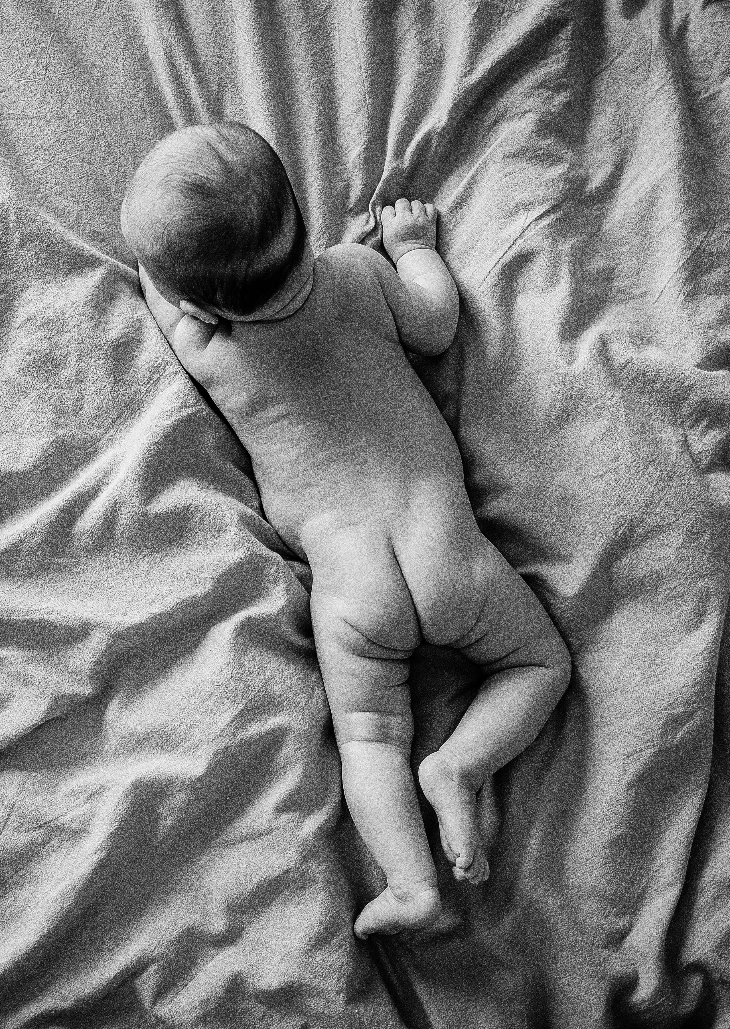 Малышка Зои с мамой и бабушками. Фотограф беременности и семьи, домашние съемки, Ньюборн