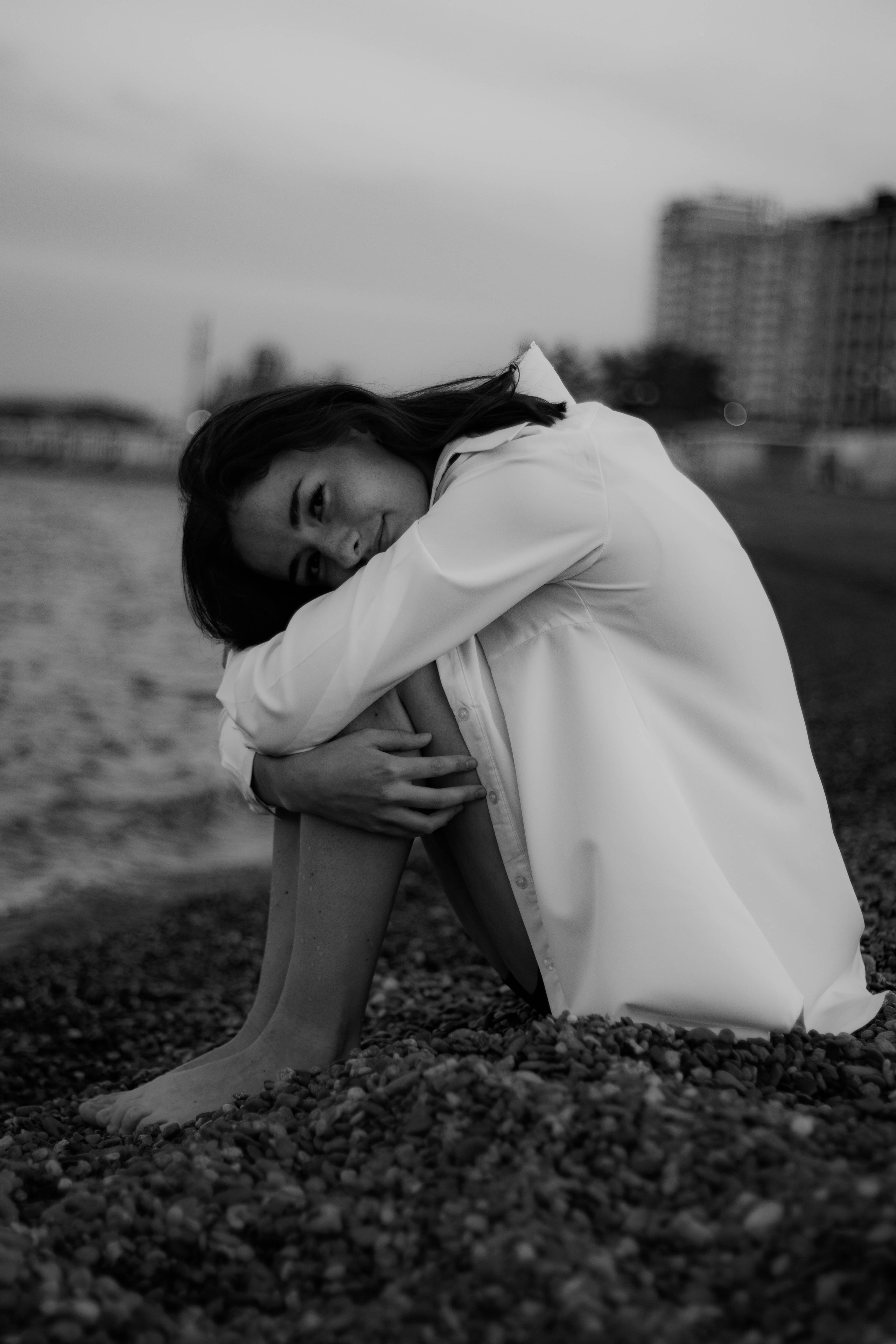 «Невесомость волн: девушка и море». Уличный фотограф Города N